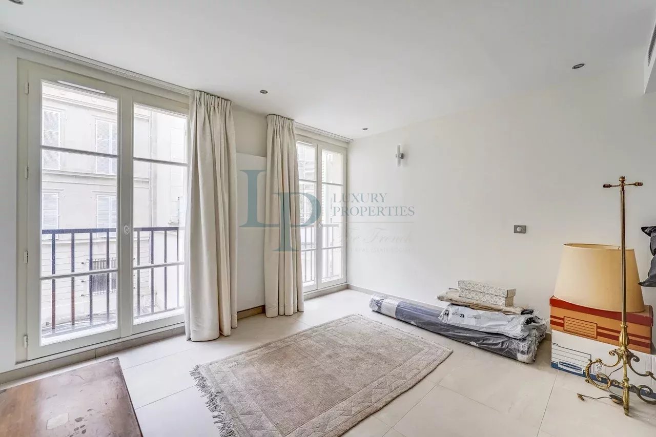 Spacious prestige apartment in Paris 8