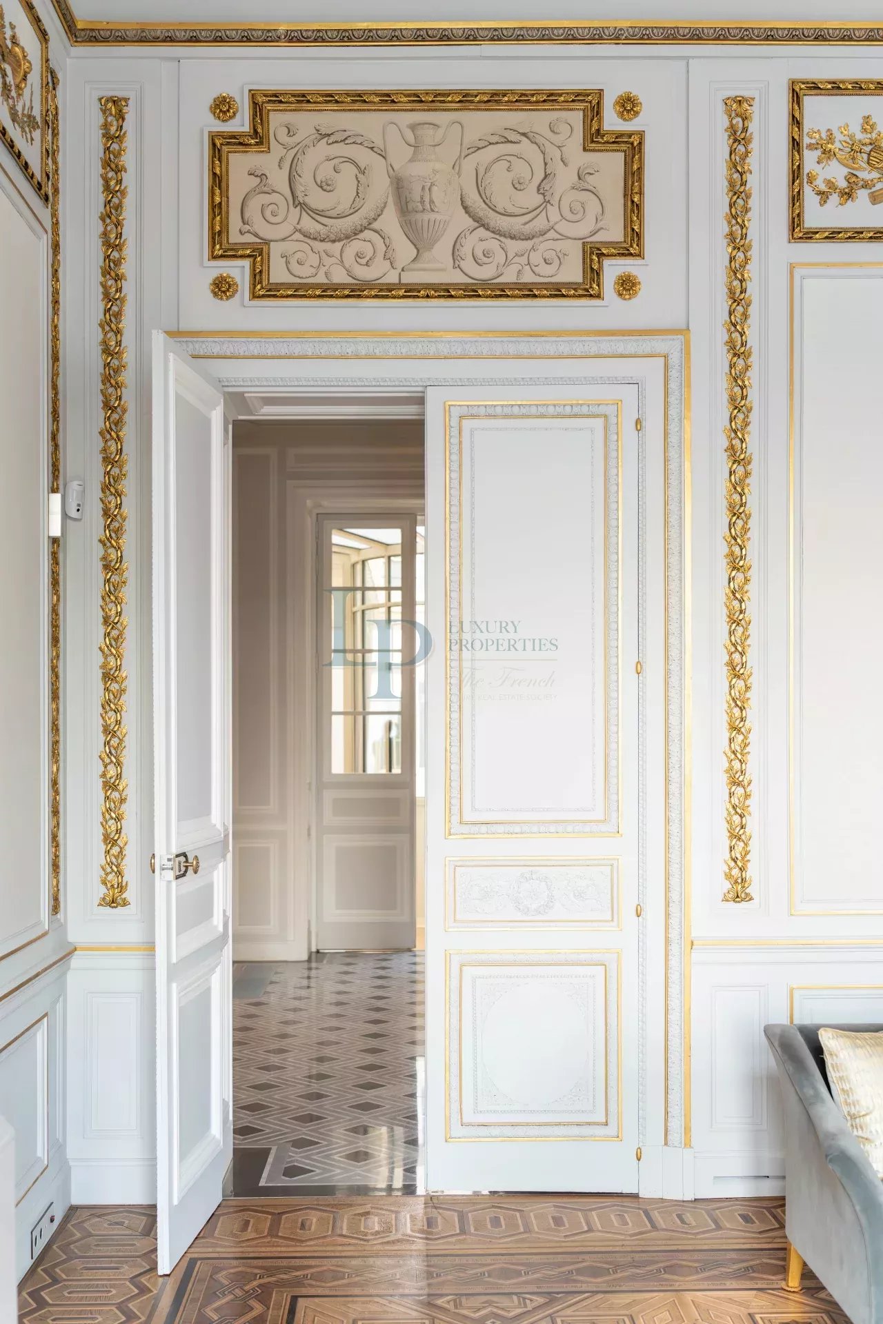 Luxurious Parisian Apartment with Modern Amenities