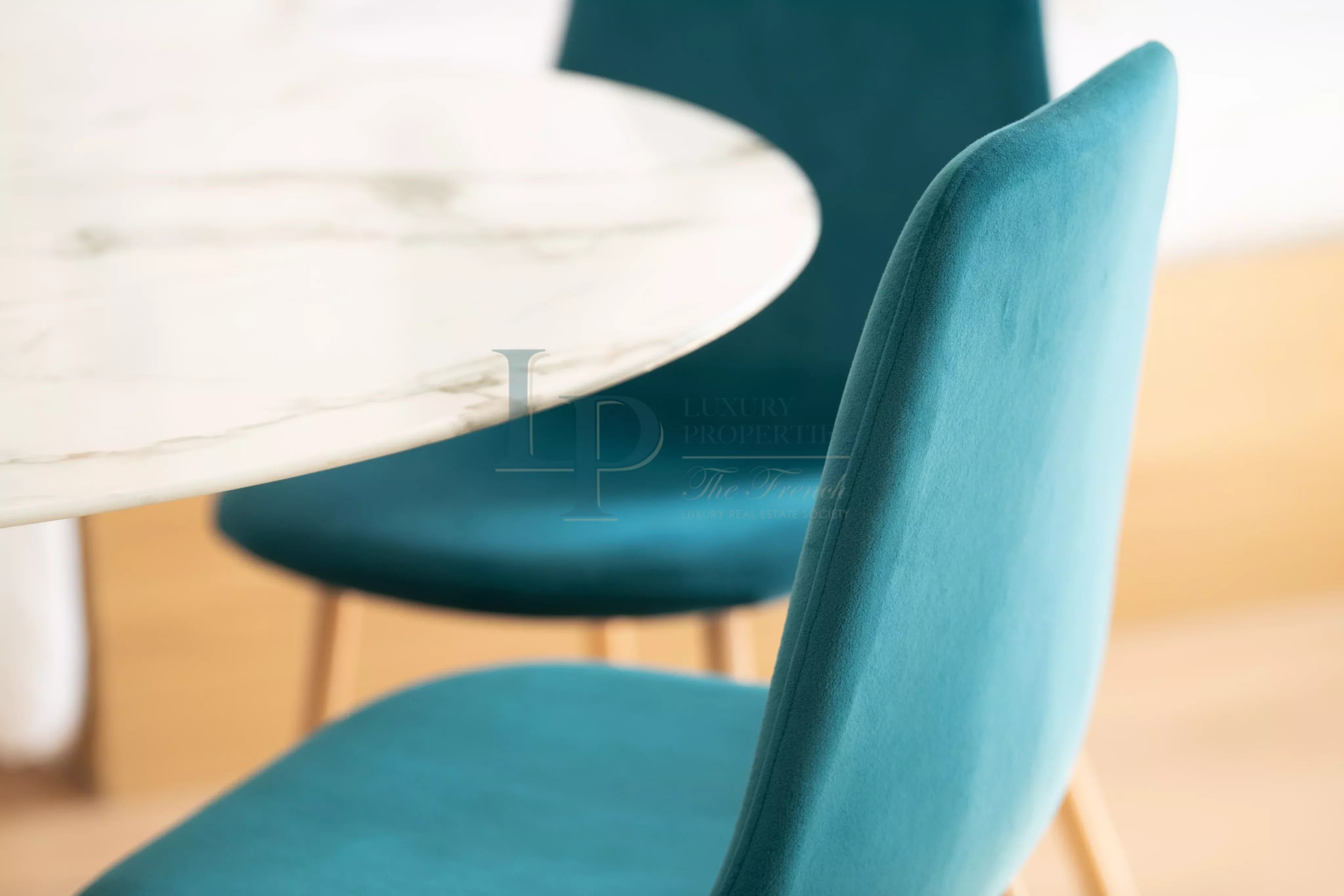 Faites estimer votre bien de luxe à Paris – Discrétion et sérieux Une table et des chaises de l'agence Luxury Properties