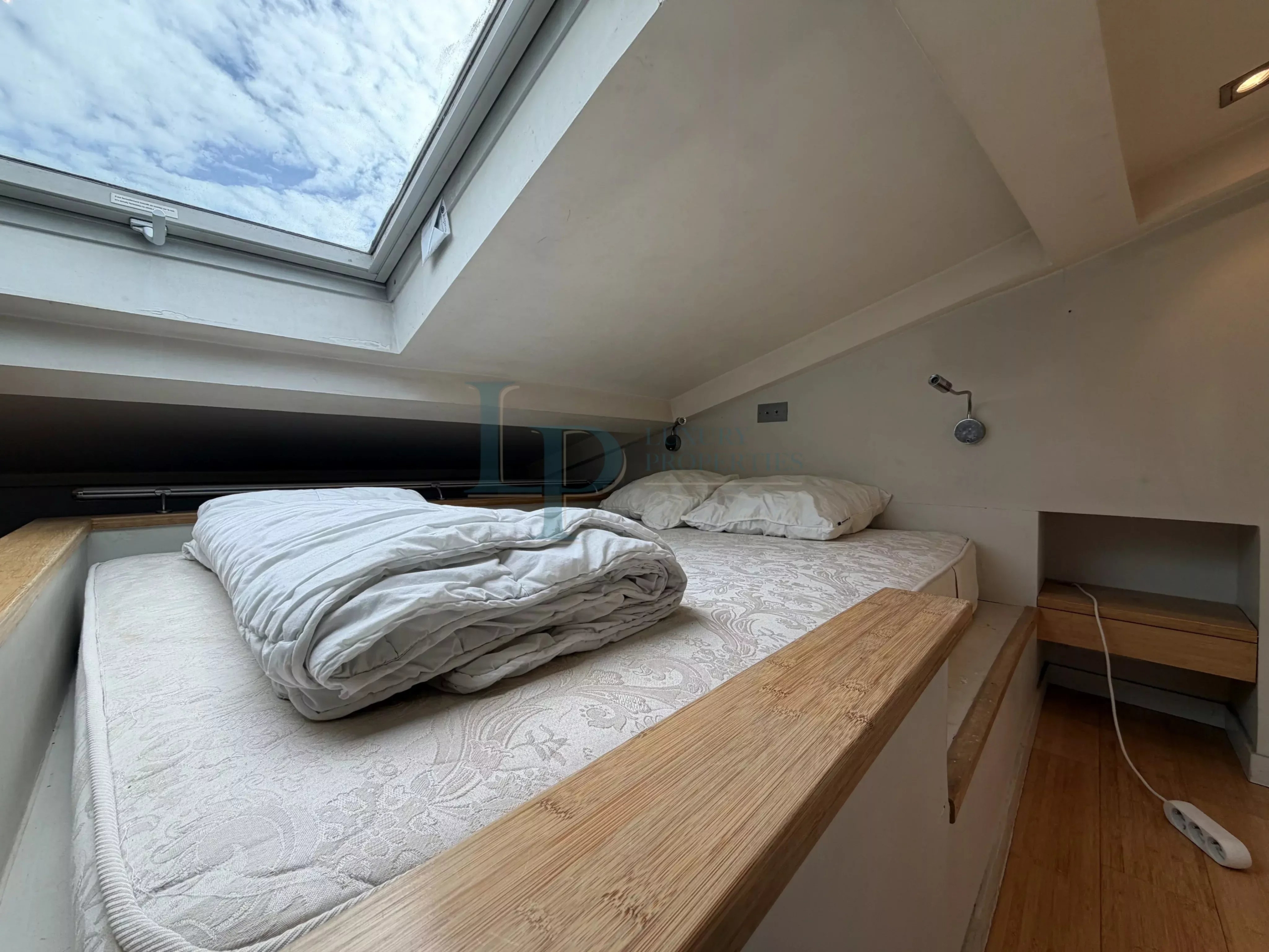 Exclusive – Paris VIII – Faubourg Saint-Honoré – Top floor – Elevator
