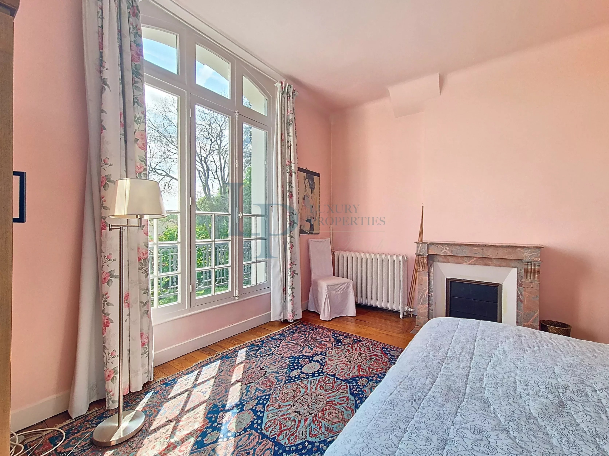 Property “Affolante” Historic Near Paris Gates