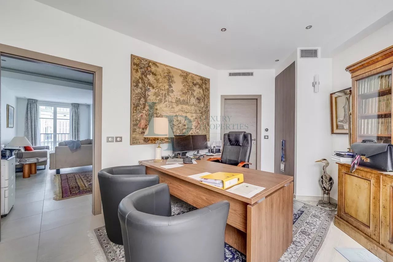 Spacious prestige apartment in Paris 8