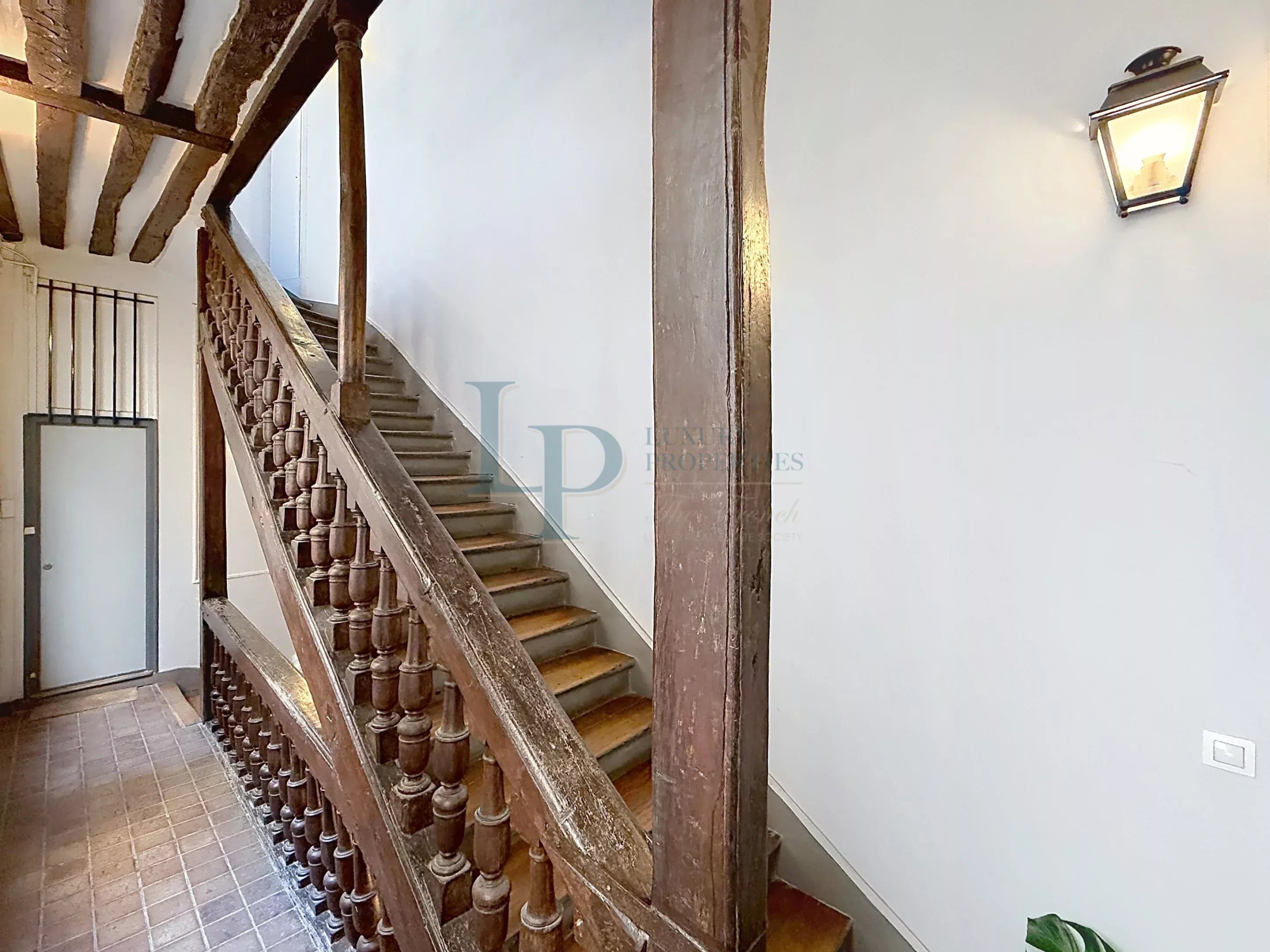 4ee0b3ec4782335ecc3dc06c78eeb828_714384e23b_2896-original-25277-0.jpg Exclusivité – Île Saint-Louis – Studio / Deux pièces – Dernier étage – Charme parisien