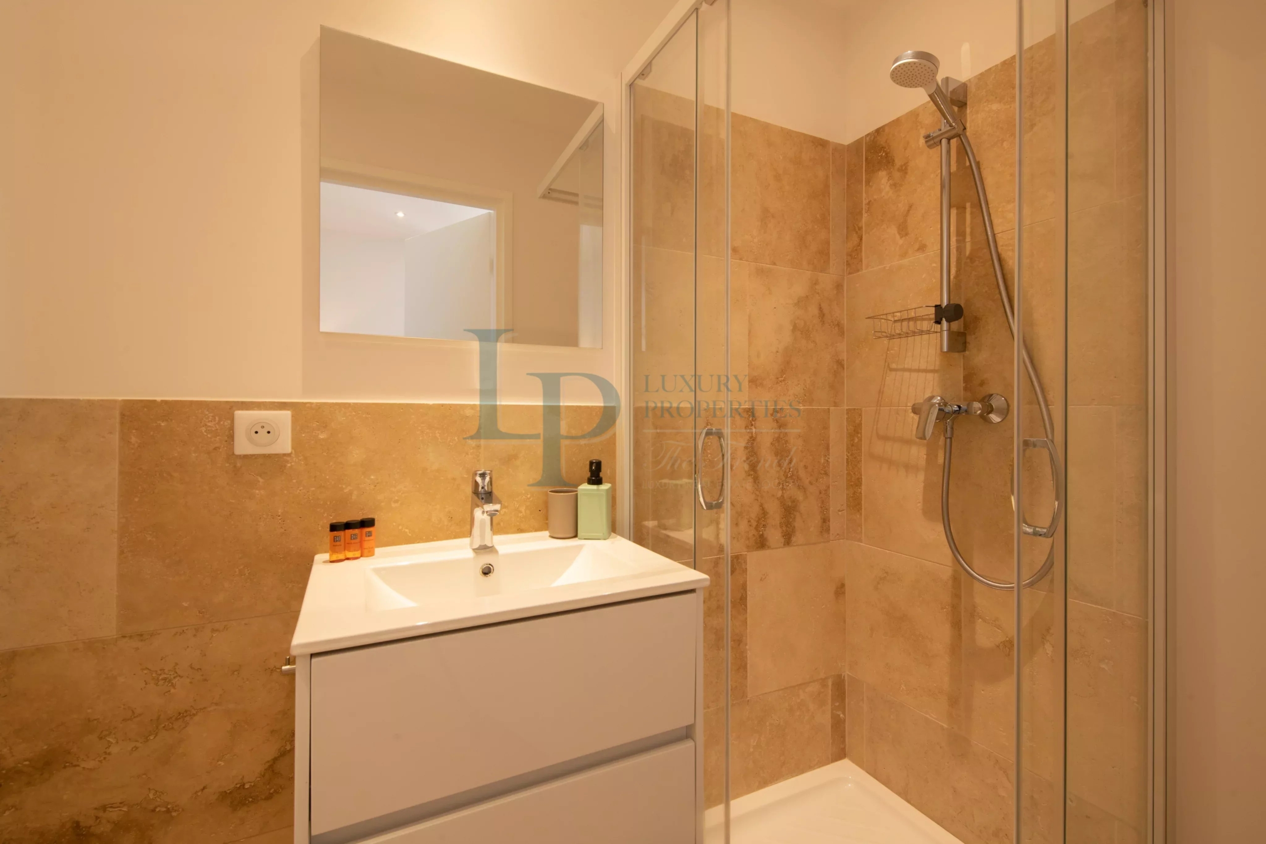5109591ccc0e84a9018093bc0db72200_da932e623a_4096-original-20964-0.jpg IDÉAL INVESTISSEUR – IMMEUBLE MEUBLÉ À FORT RENDEMENT AU CŒUR DE SAINTE-MAXIME