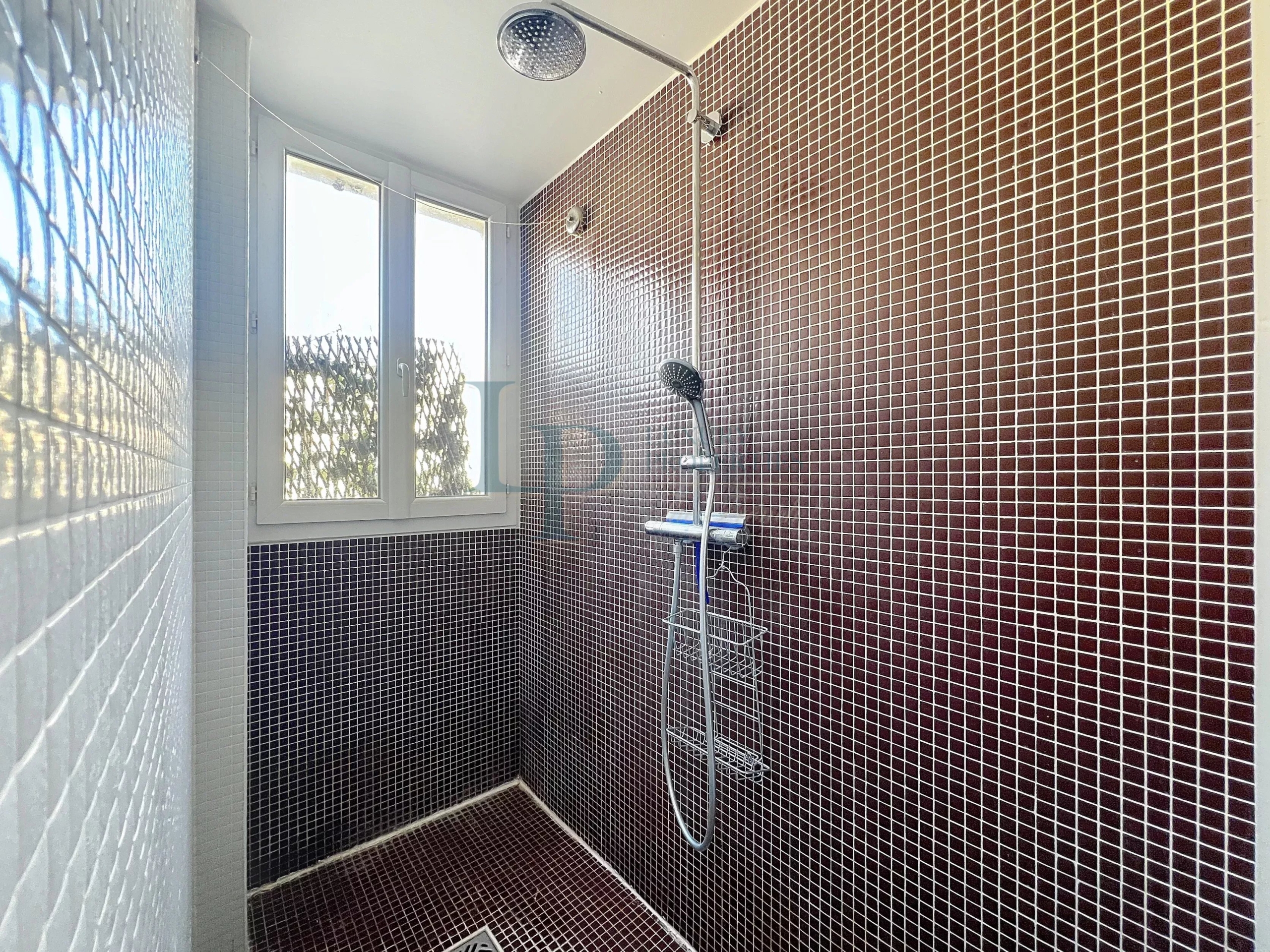 521d4c9ba56c2b25a1df0b3620eeee25_7619a69911_3344-original-22974-0.jpg Exclusivité LUXURY PROPERTIES – Kléber / Boissière – Studio / 2 pièces – Étage élevé – Balcon filant – Vue dégagée – Lumineux – Cave