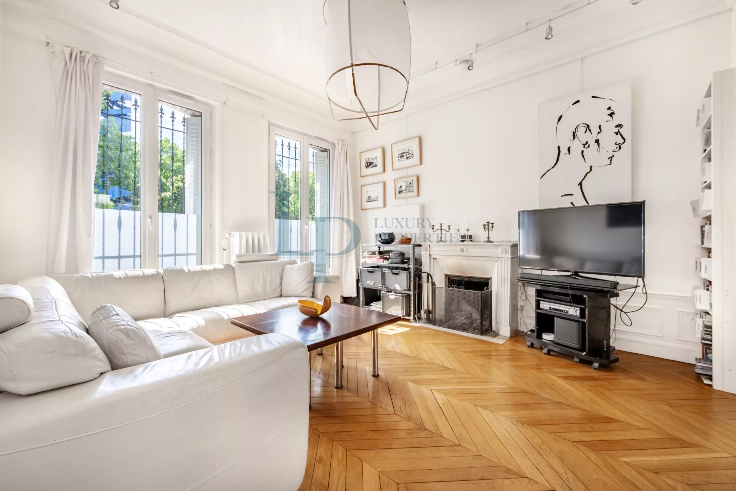 52c695f35e4624a104f9ab63f03f523e_b0847ce4c1_4096-original-23744-0.jpg Pavillon familial ou projet d’investissement – 251.52 m² avec parcelle d’angle de 305 m² – jusqu’à 8 chambres – Jardin & potentiel constructible – Ivry-sur-Seine