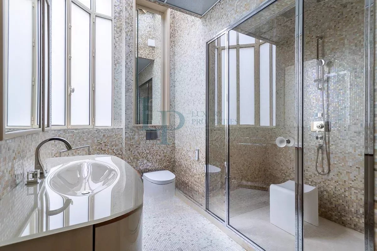 Luxurious Parisian Apartment with Modern Amenities