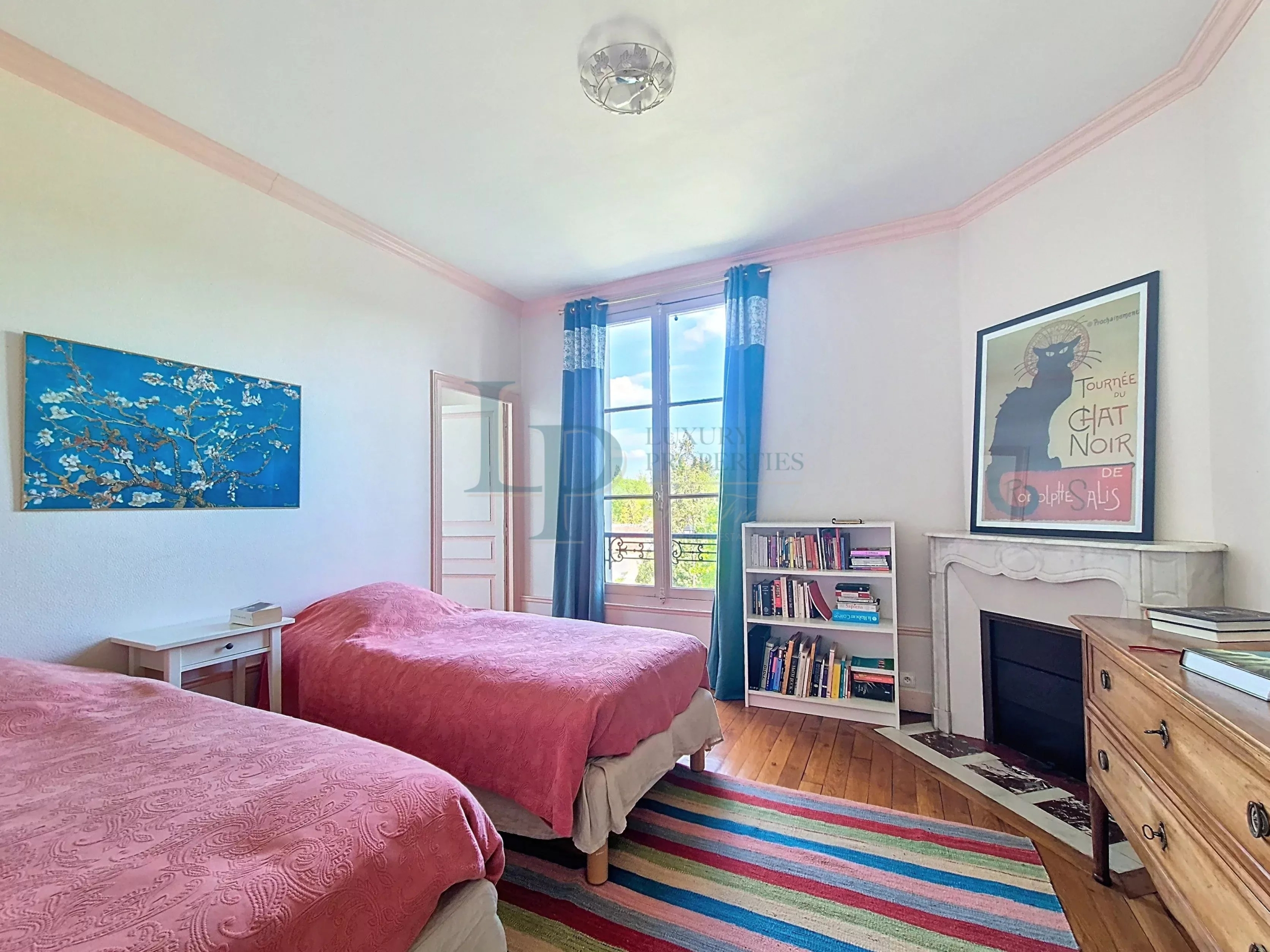Property “Affolante” Historic Near Paris Gates