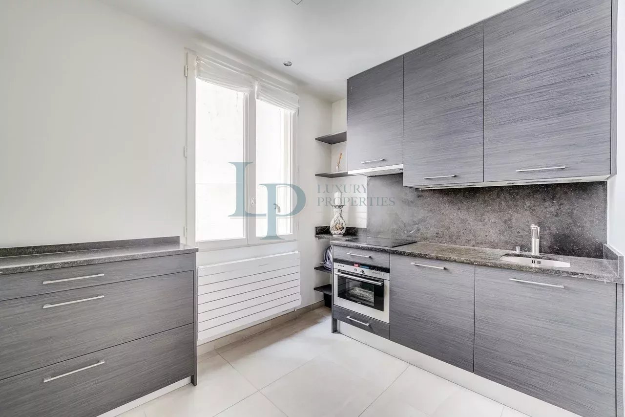 Spacious prestige apartment in Paris 8