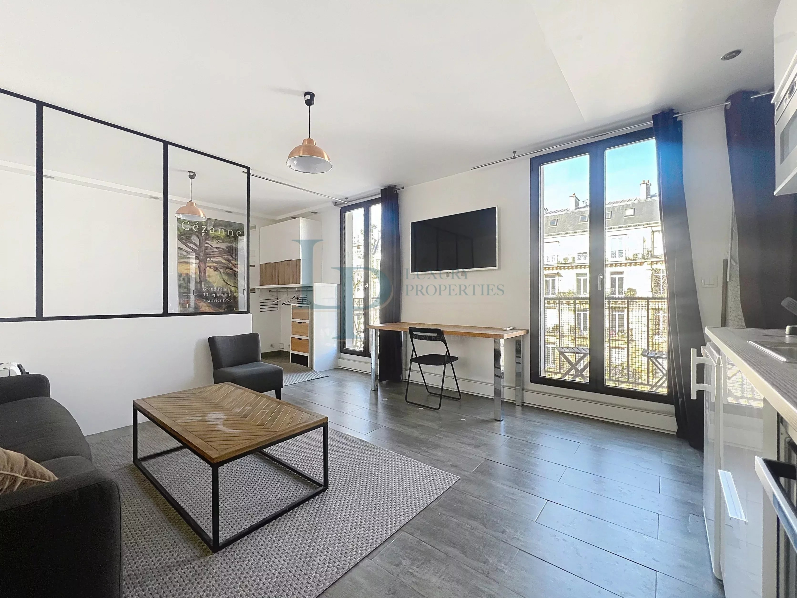 59298d99cb6b0e5a7f151dd4cafb83e8_ba2512039a_3344-original-22974-0.jpg Exclusivité LUXURY PROPERTIES – Kléber / Boissière – Studio / 2 pièces – Étage élevé – Balcon filant – Vue dégagée – Lumineux – Cave