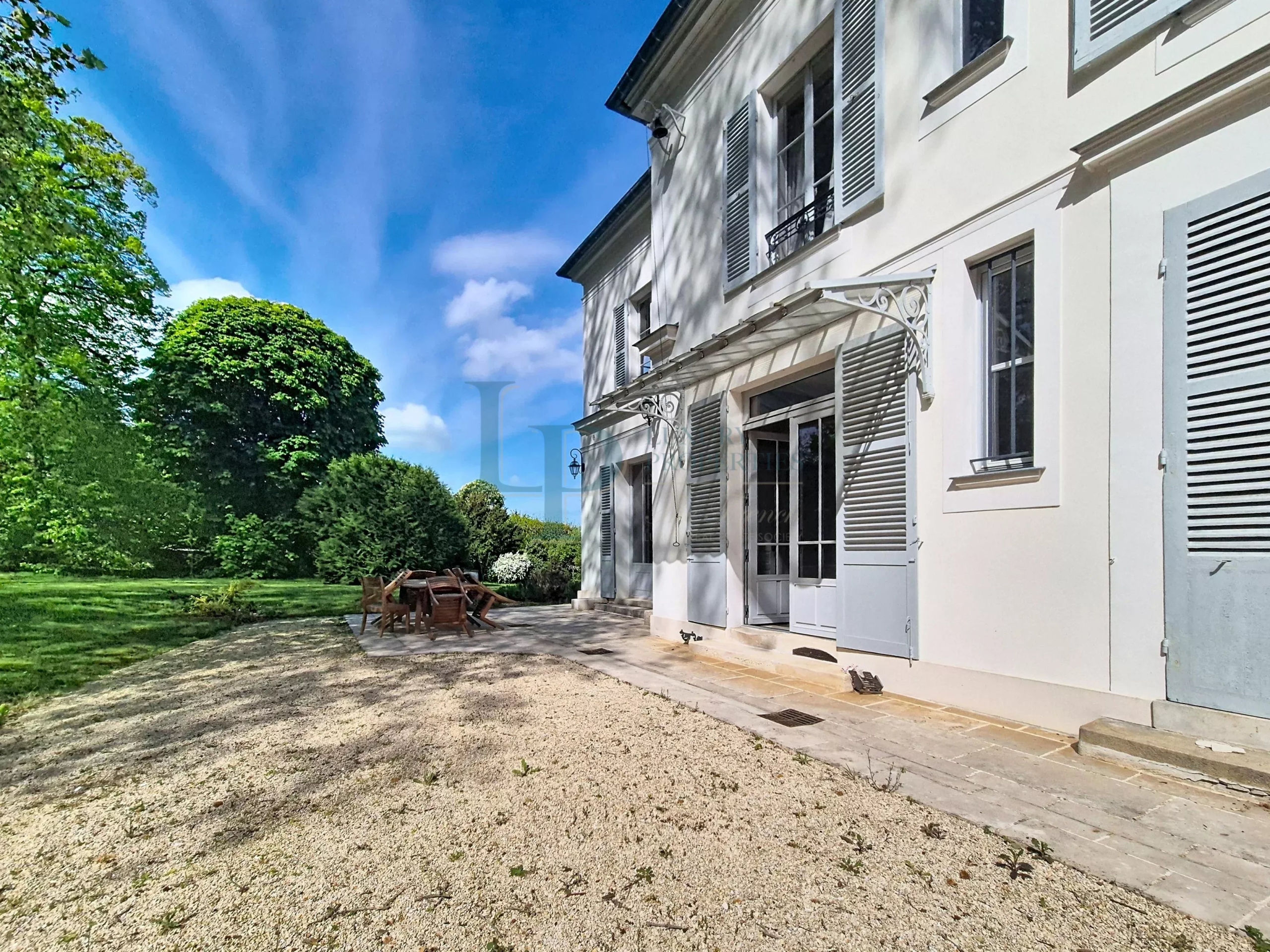 Property “Affolante” Historic Near Paris Gates