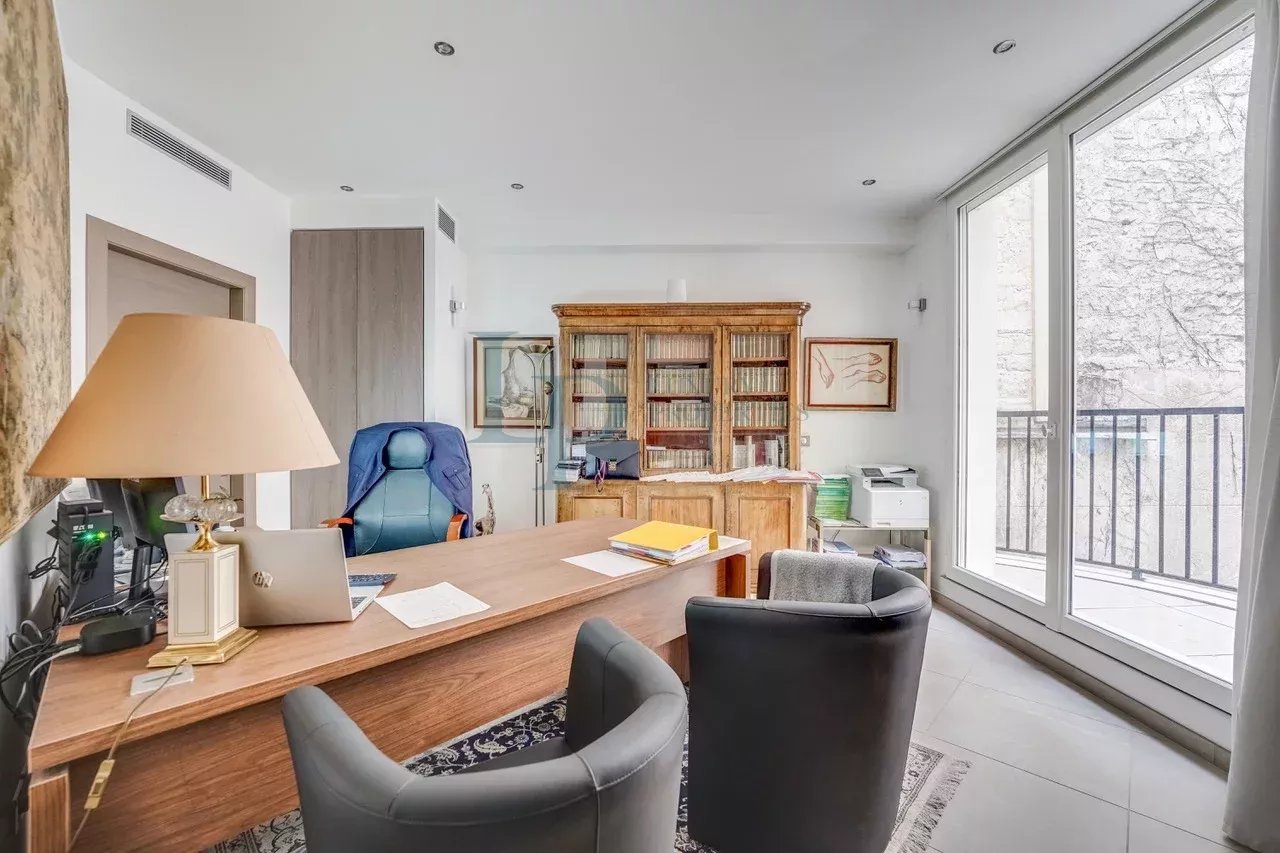 Spacious prestige apartment in Paris 8