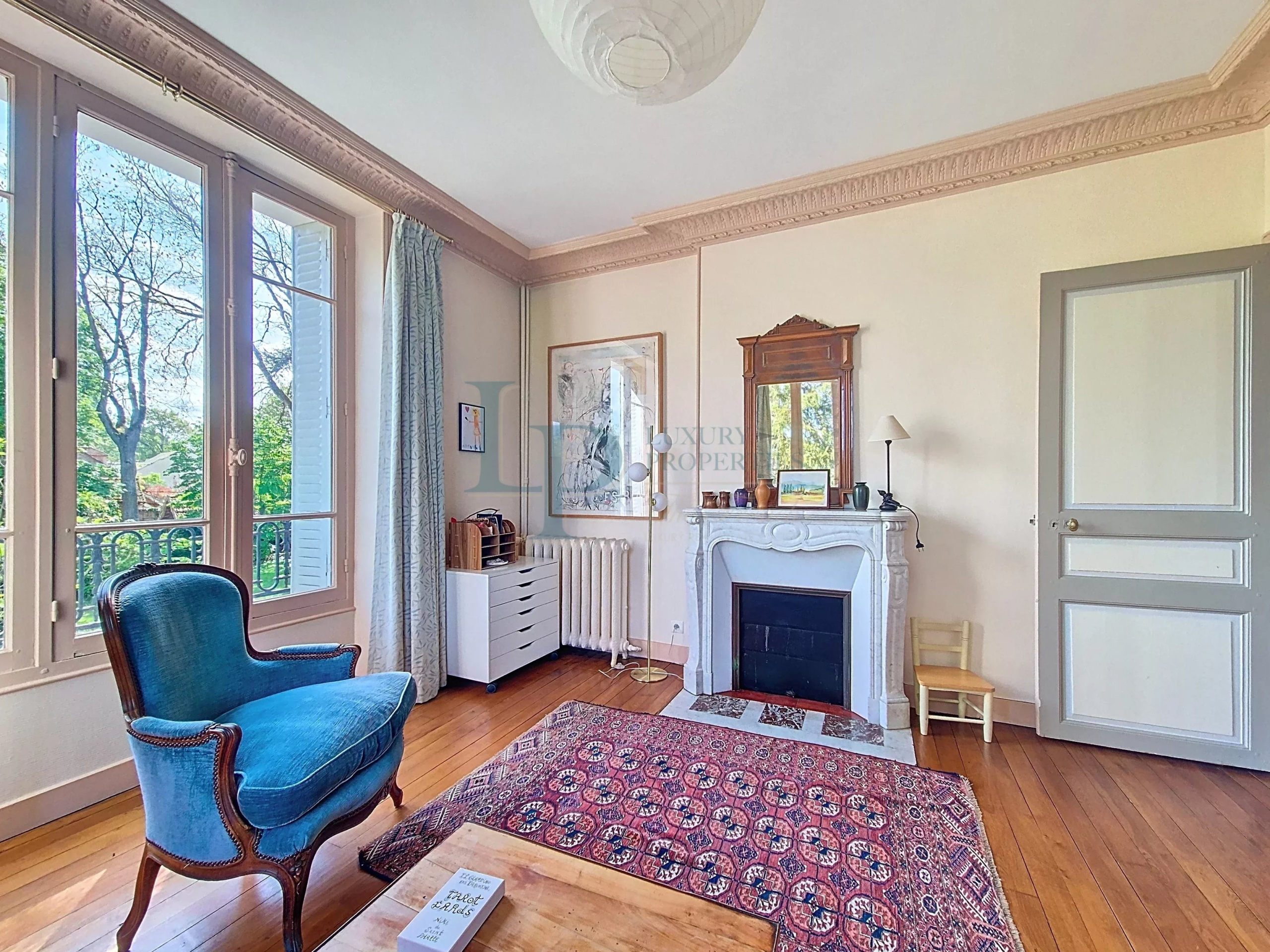 Property “Affolante” Historic Near Paris Gates