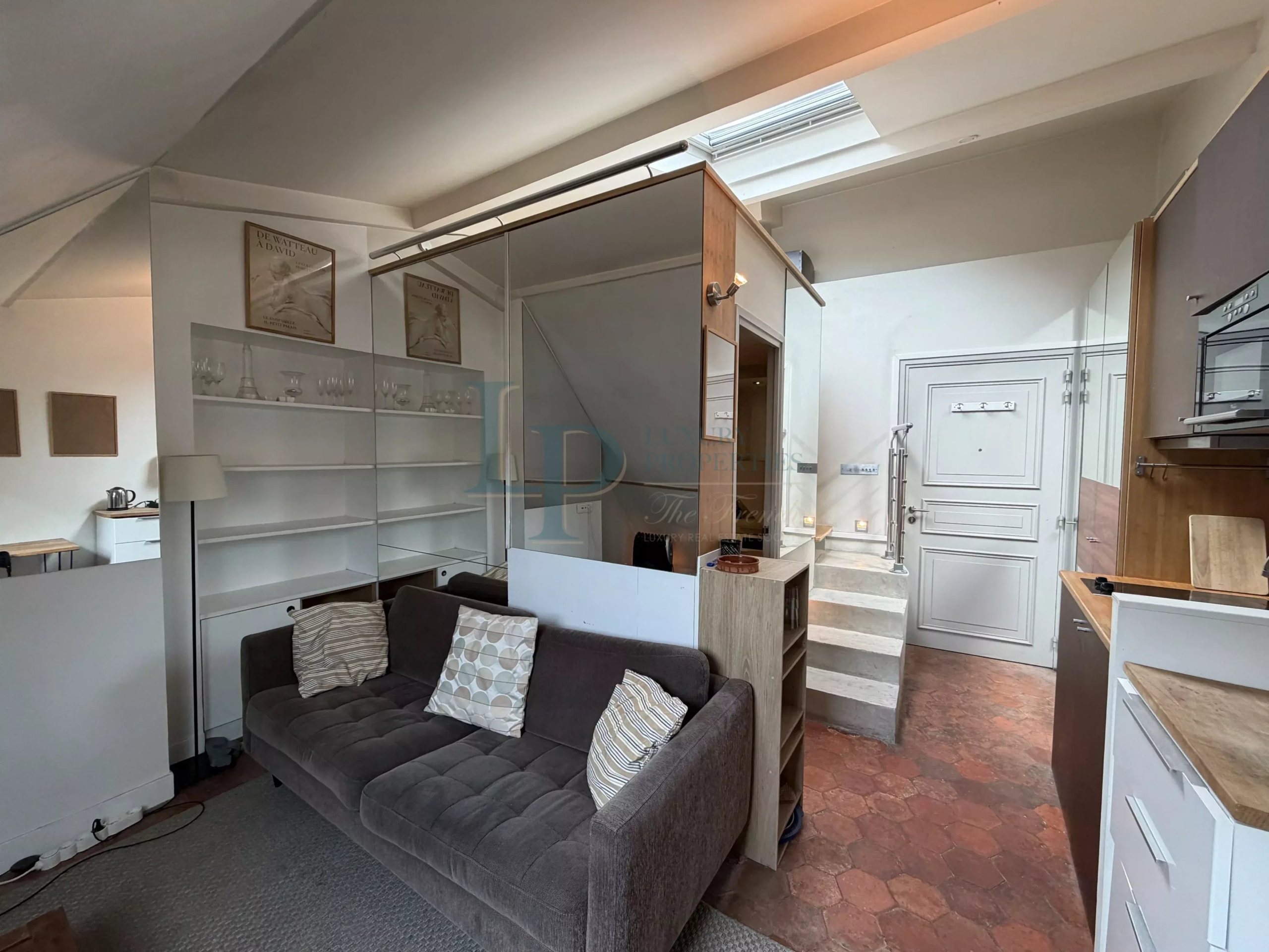 Exclusive – Paris VIII – Faubourg Saint-Honoré – Top floor – Elevator