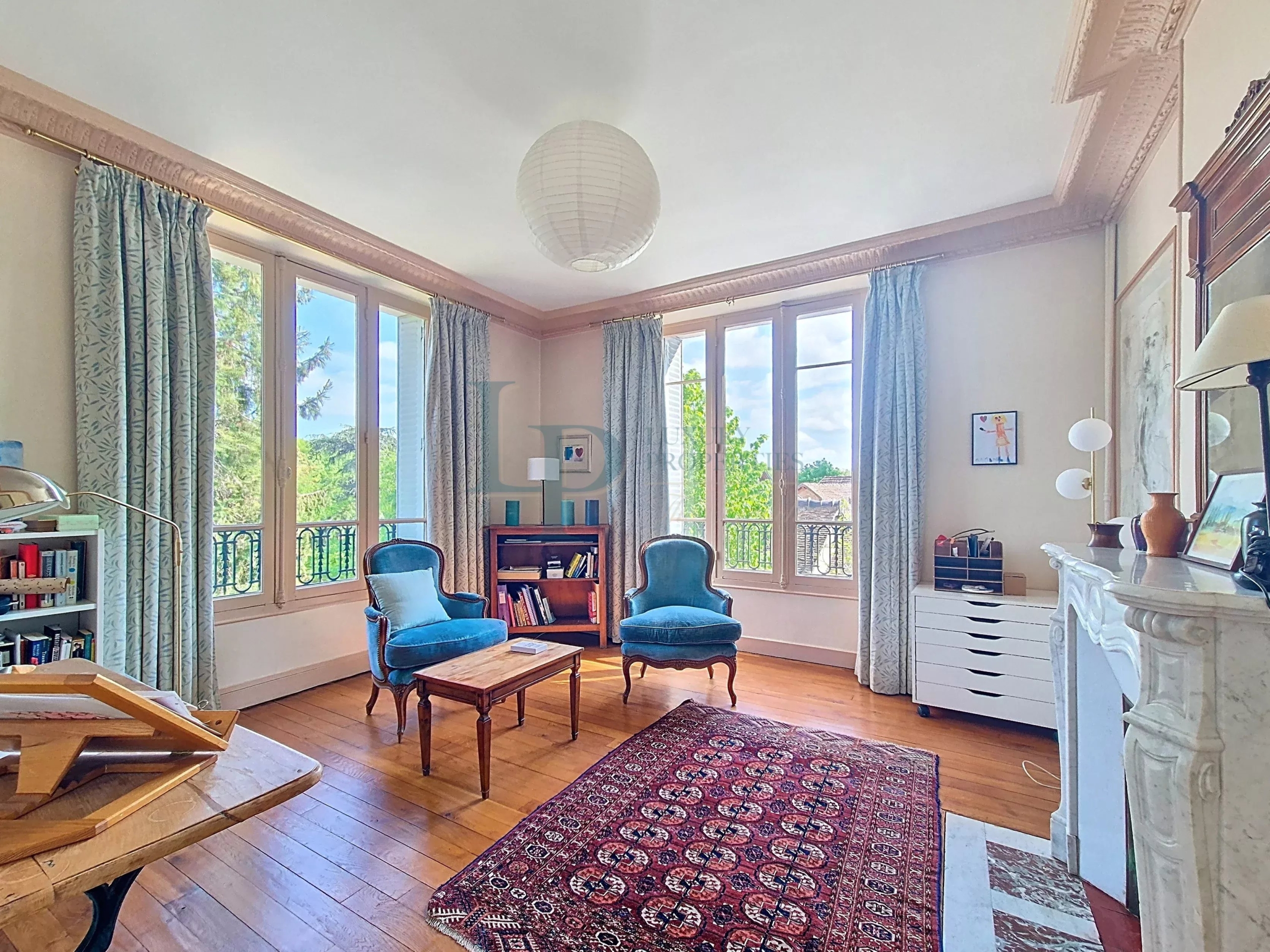 Property “Affolante” Historic Near Paris Gates