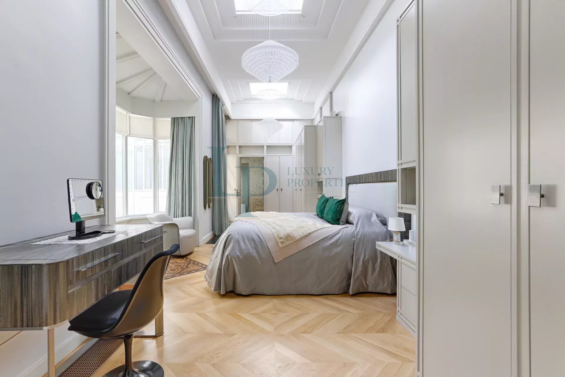 Luxurious Parisian Apartment with Modern Amenities