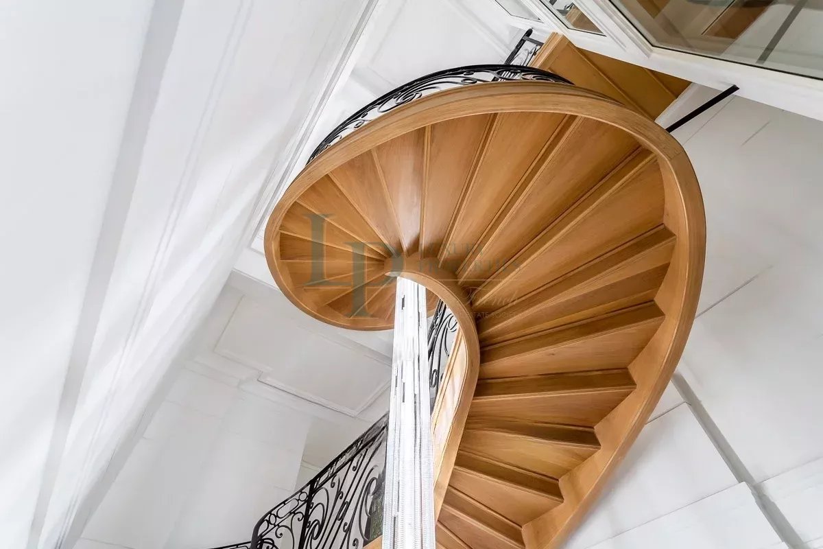 Luxurious Parisian Apartment with Modern Amenities