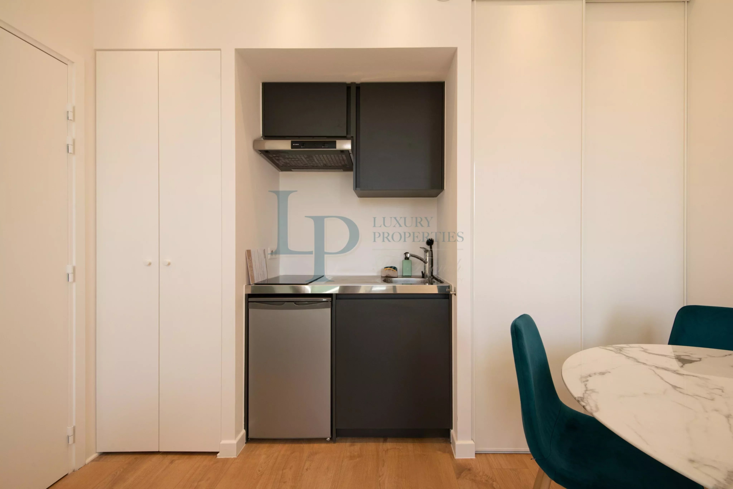 71c7e54d461c2e316c5ab2db71a00e8f_bc1c6604d1_4096-original-20964-0.jpg IDÉAL INVESTISSEUR – IMMEUBLE MEUBLÉ À FORT RENDEMENT AU CŒUR DE SAINTE-MAXIME