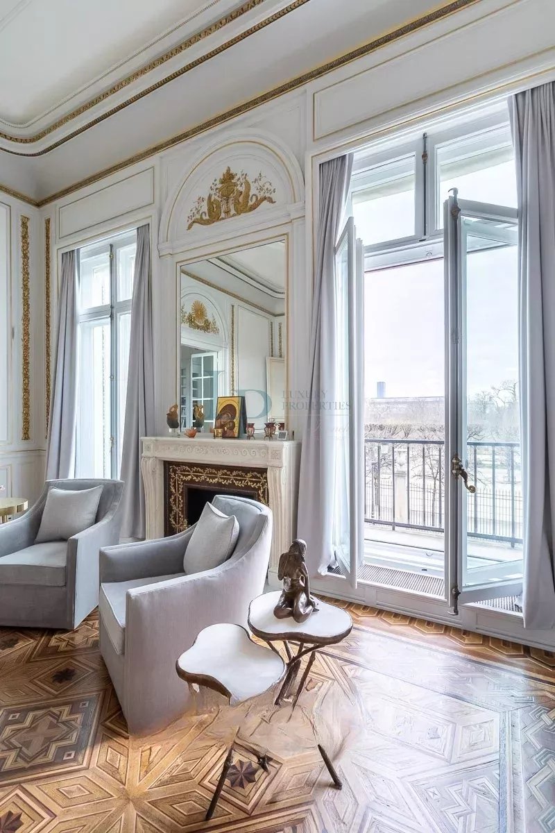 Luxurious Parisian Apartment with Modern Amenities