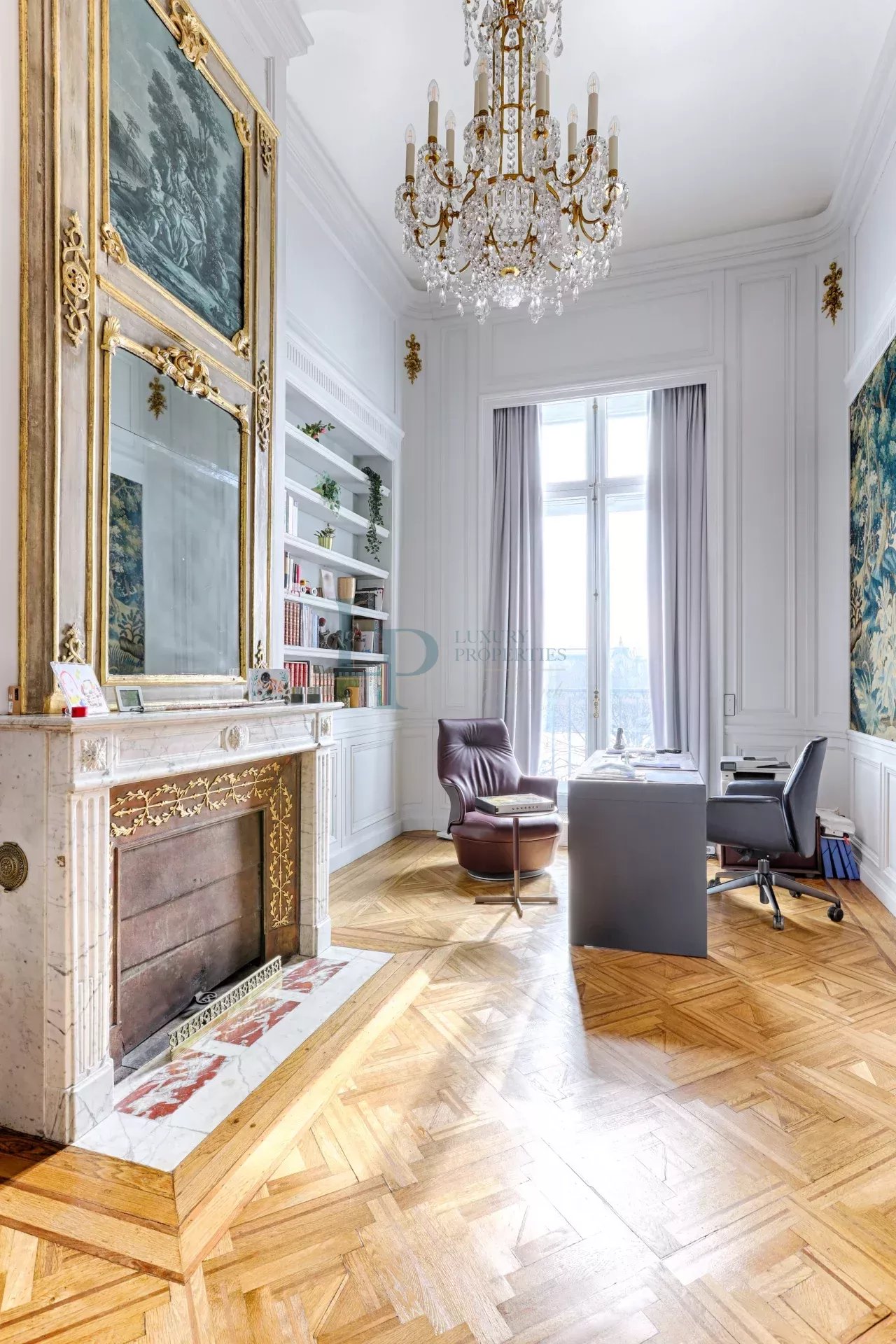 Luxurious Parisian Apartment with Modern Amenities