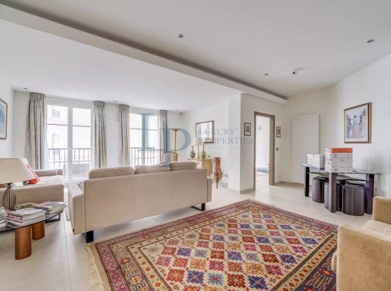 Spacious prestige apartment in Paris 8