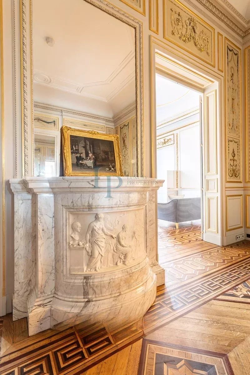 Luxurious Parisian Apartment with Modern Amenities