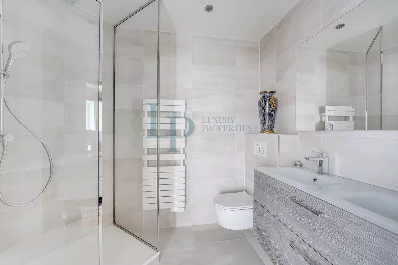 Spacious prestige apartment in Paris 8