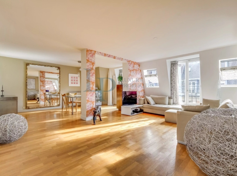 PARIS VIII – FAUBOURG SAINT-HONORÉ – Duplex en dernier étage – Vue cour classée – Esprit maison