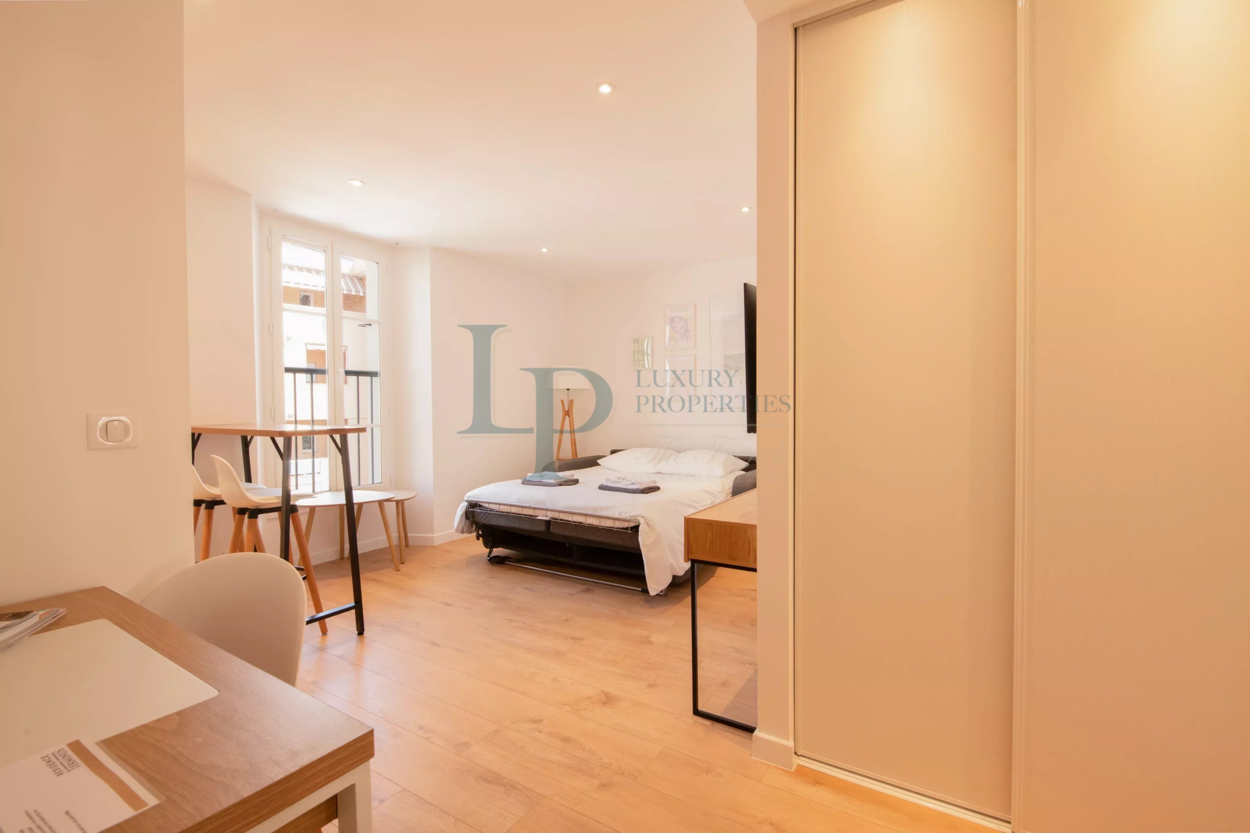 898a3e44ce1d8dffef07a5dd65d68a1a_25c65b2cef_4096-original-20964-0.jpg IDÉAL INVESTISSEUR – IMMEUBLE MEUBLÉ À FORT RENDEMENT AU CŒUR DE SAINTE-MAXIME