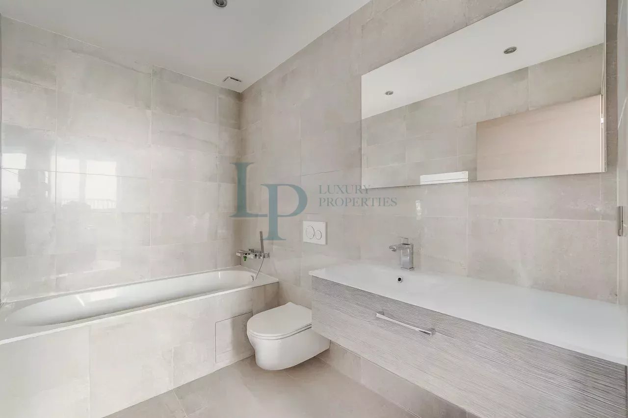 Spacious prestige apartment in Paris 8