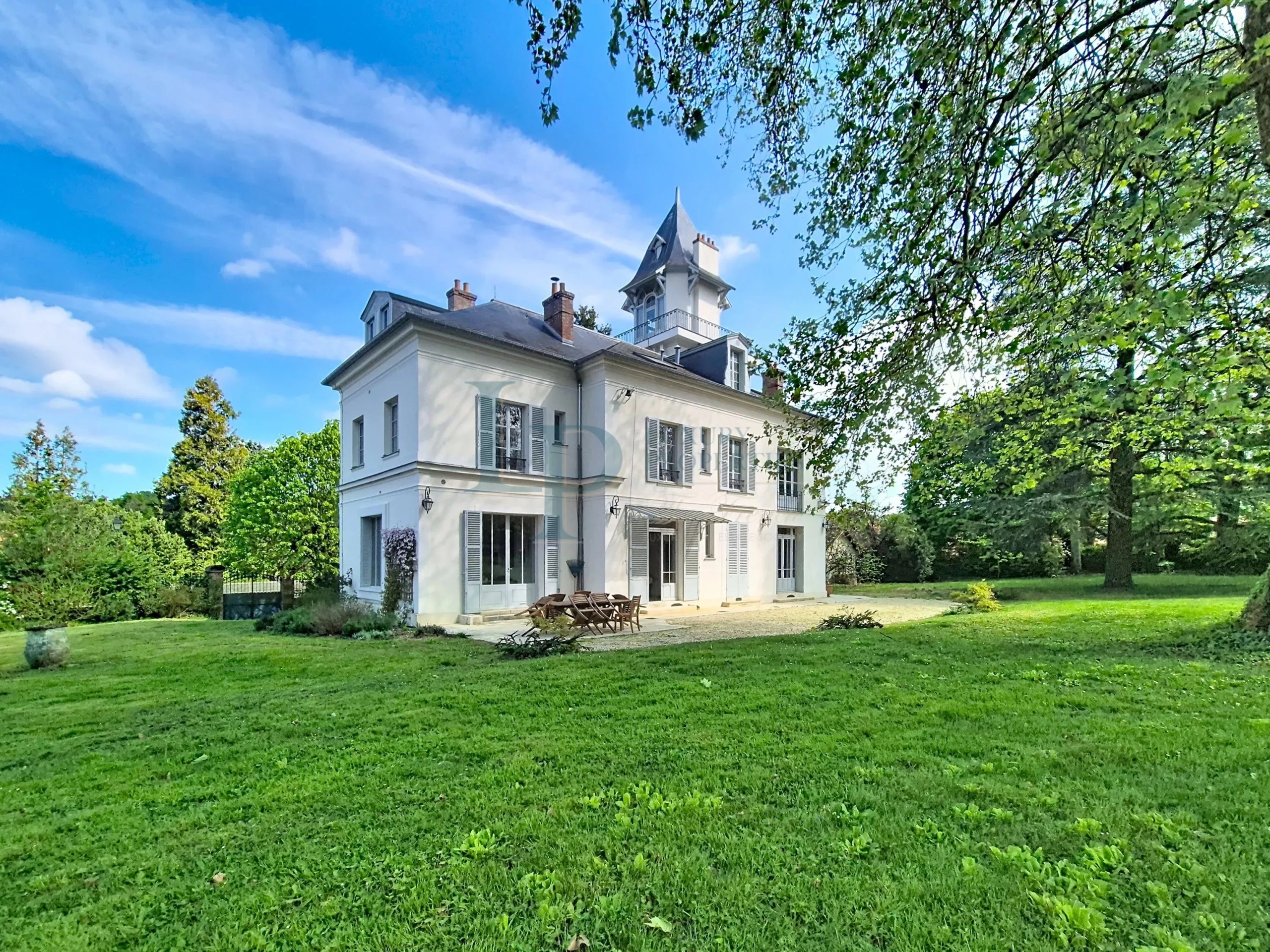 Property “Affolante” Historic Near Paris Gates