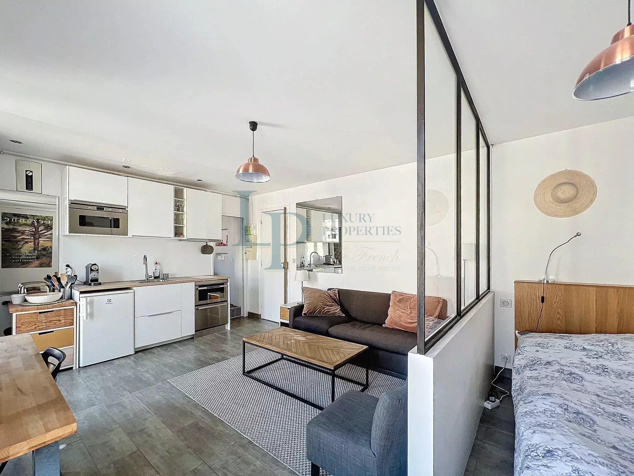 935a6998ed0f5f798fb992118b51ff8a_9eff99269c_2048-original-22974-0.jpg Exclusivité LUXURY PROPERTIES – Kléber / Boissière – Studio / 2 pièces – Étage élevé – Balcon filant – Vue dégagée – Lumineux – Cave