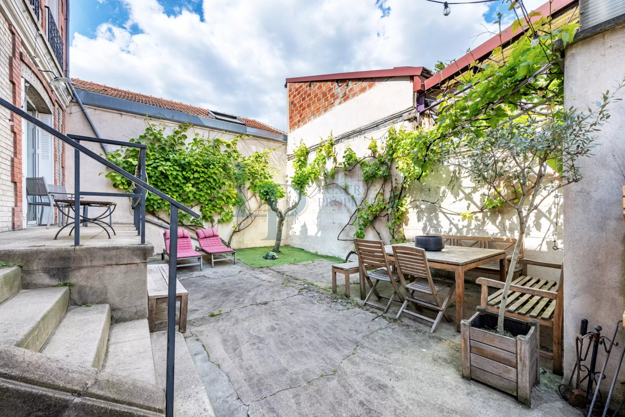 9715810ebdbf4be20c13ebedf8293bbc_24d1c324e3_4096-original-23744-0.jpg Pavillon familial ou projet d’investissement – 251.52 m² avec parcelle d’angle de 305 m² – jusqu’à 8 chambres – Jardin & potentiel constructible – Ivry-sur-Seine