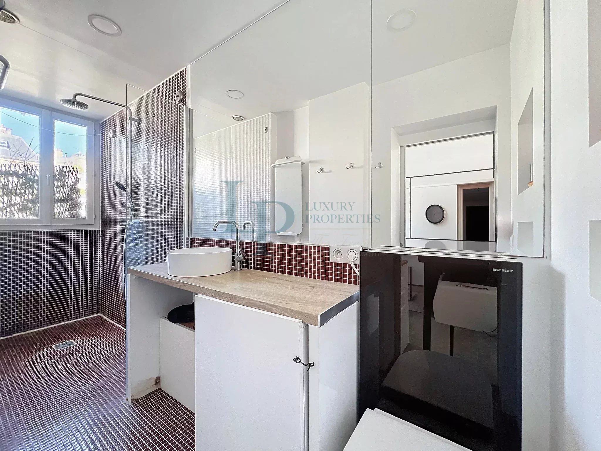 98a285284e8343968bdd67dfdf050c2a_e9833c39fd_2048-original-22974-0.jpg Exclusivité LUXURY PROPERTIES – Kléber / Boissière – Studio / 2 pièces – Étage élevé – Balcon filant – Vue dégagée – Lumineux – Cave