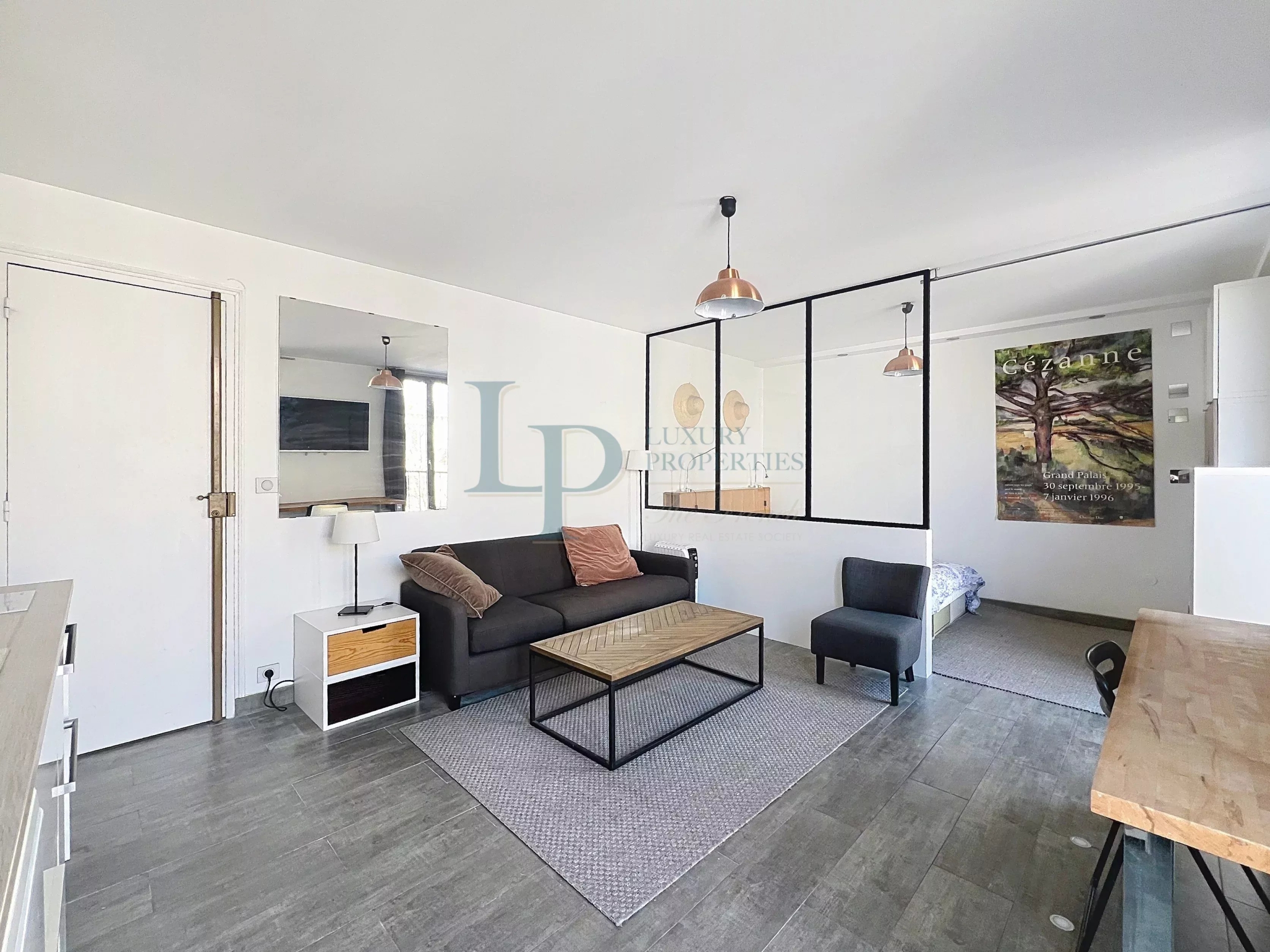 9dcaeec939e0fb03de322ace078f57dc_ebf18544bd_3344-original-22974-0.jpg Exclusivité LUXURY PROPERTIES – Kléber / Boissière – Studio / 2 pièces – Étage élevé – Balcon filant – Vue dégagée – Lumineux – Cave