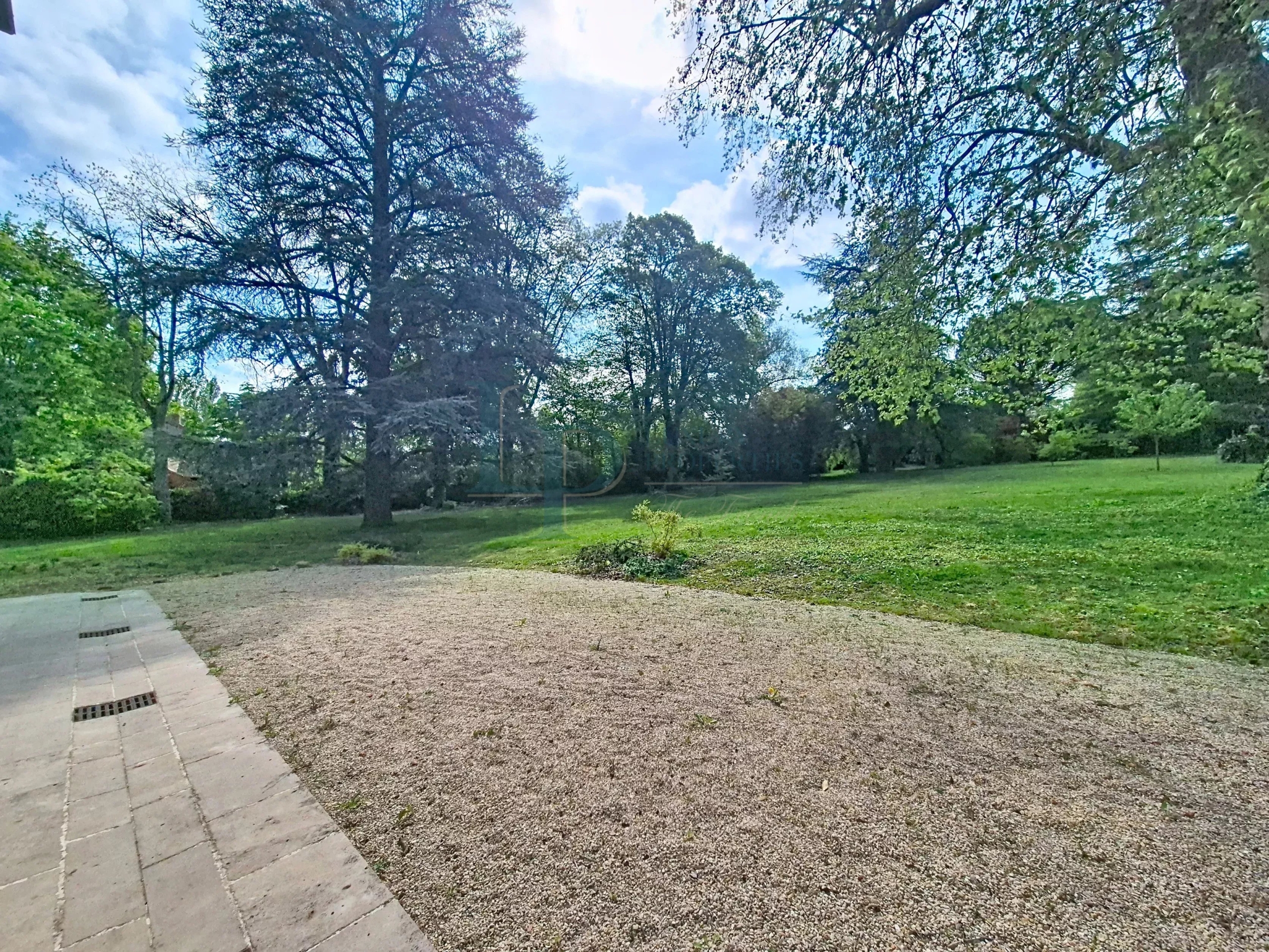 Property “Affolante” Historic Near Paris Gates