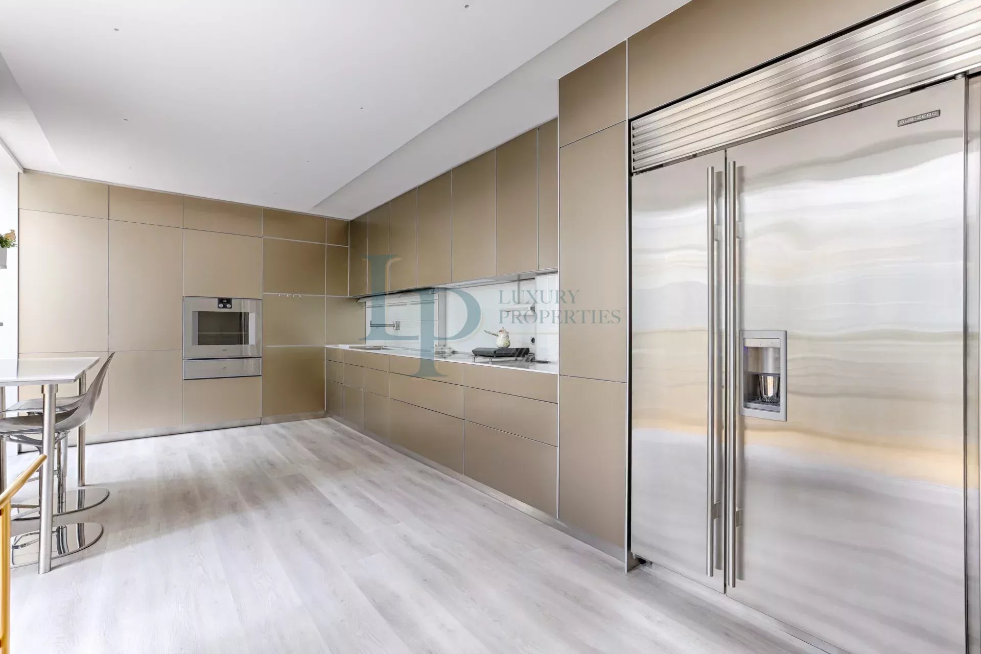 Luxurious Parisian Apartment with Modern Amenities