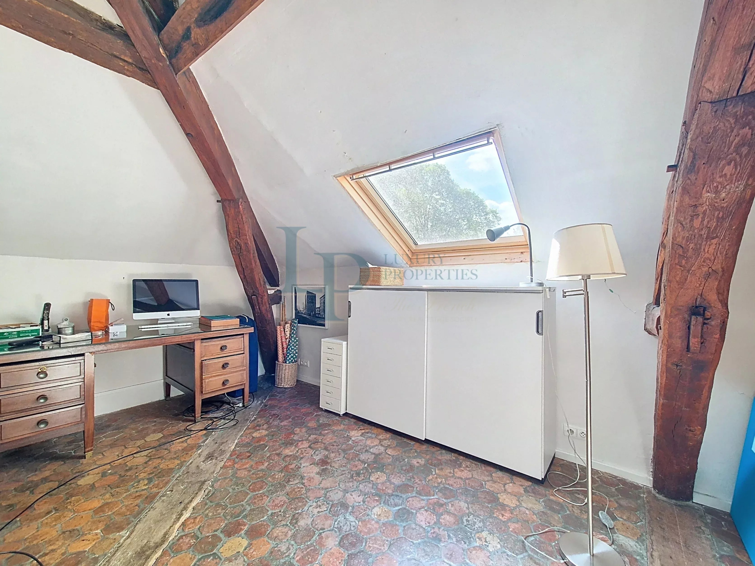 Property “Affolante” Historic Near Paris Gates