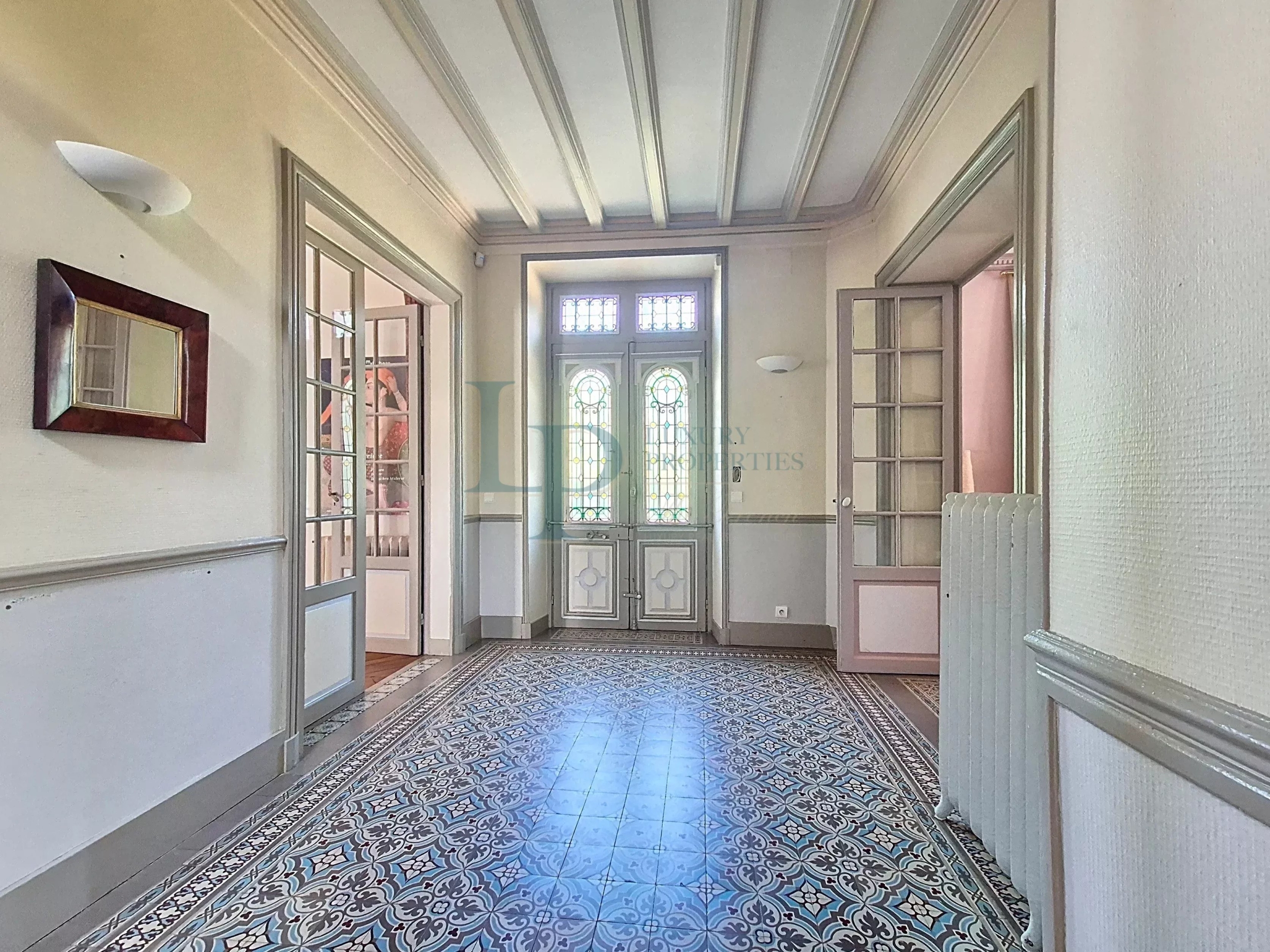 Property “Affolante” Historic Near Paris Gates