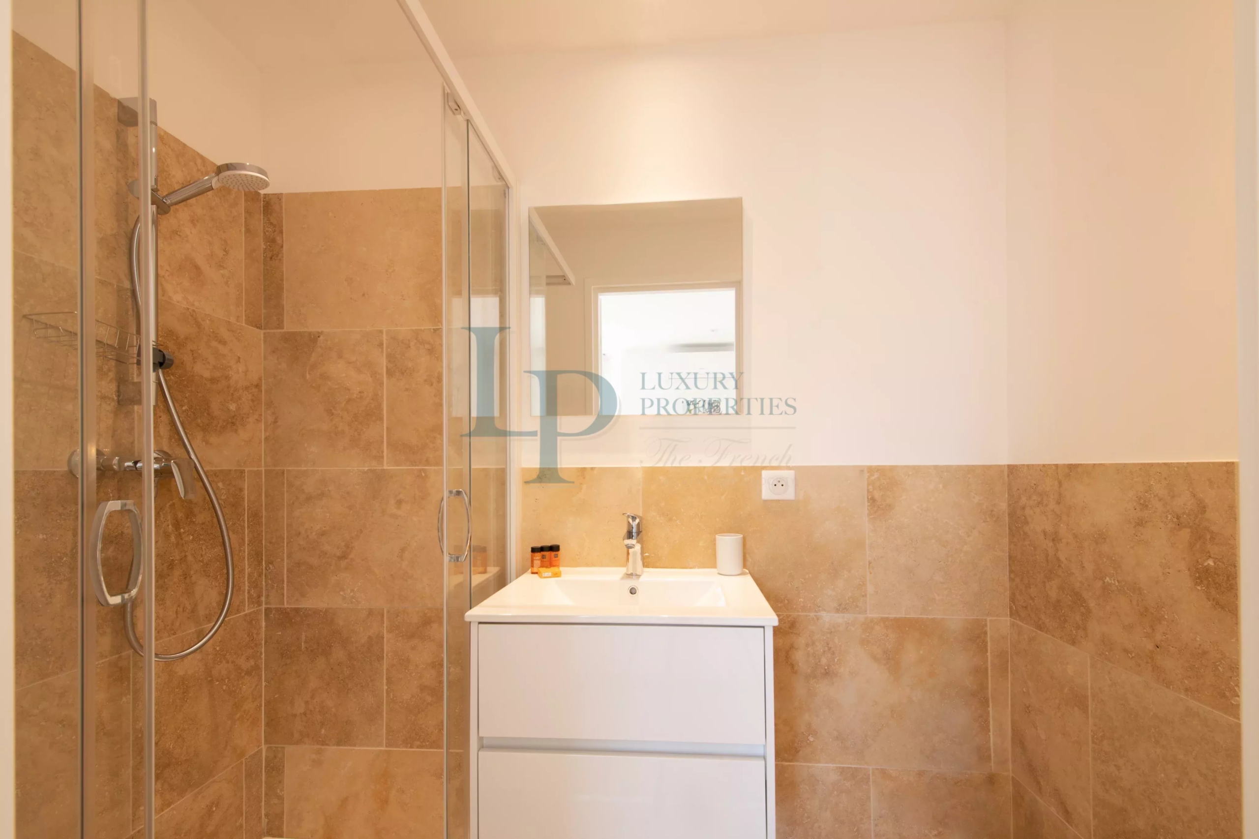 ad826cd31faf46809434c90aa48e3a5c_c91de16225_4096-original-20964-0.jpg IDÉAL INVESTISSEUR – IMMEUBLE MEUBLÉ À FORT RENDEMENT AU CŒUR DE SAINTE-MAXIME