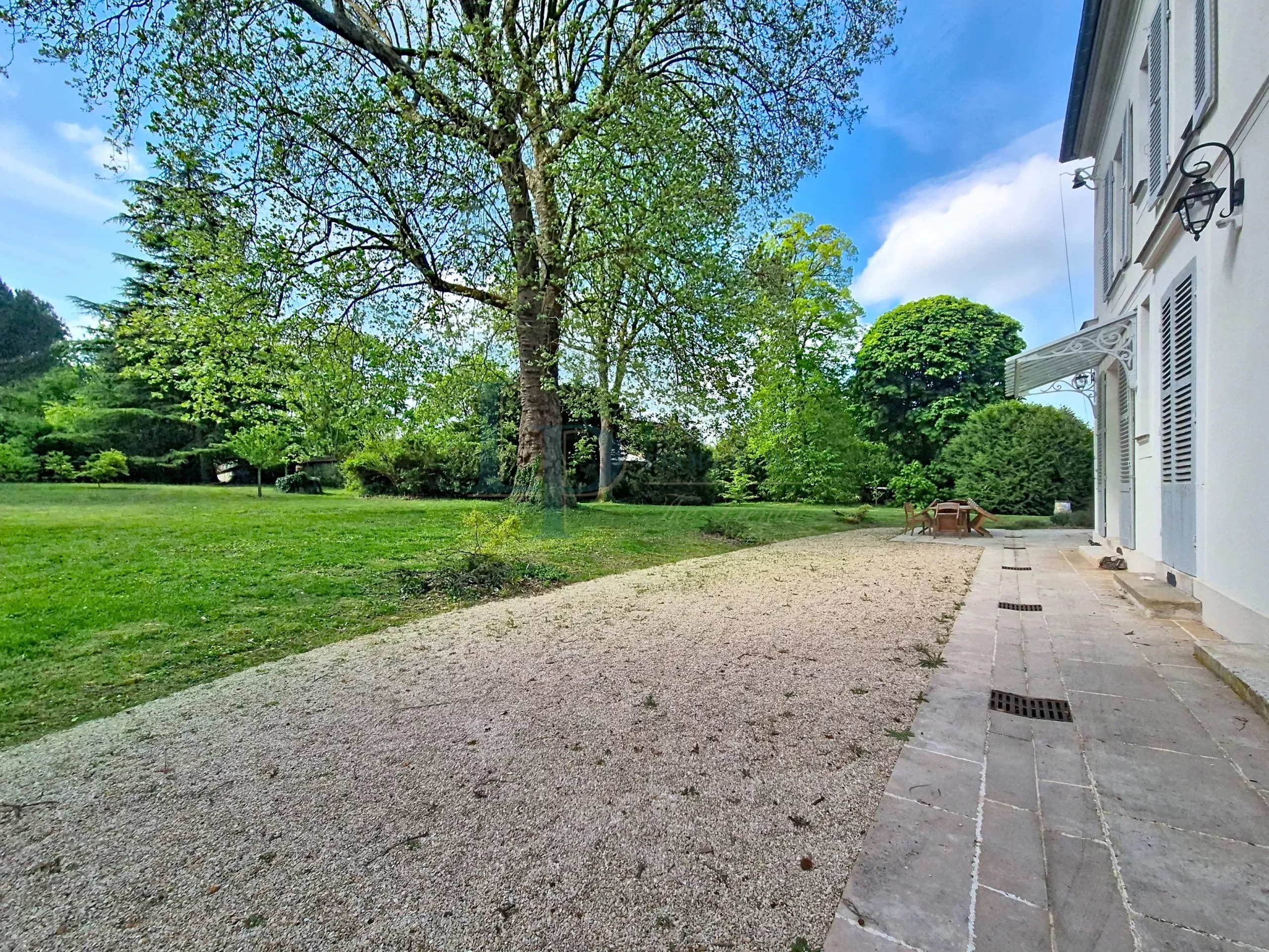 Property “Affolante” Historic Near Paris Gates
