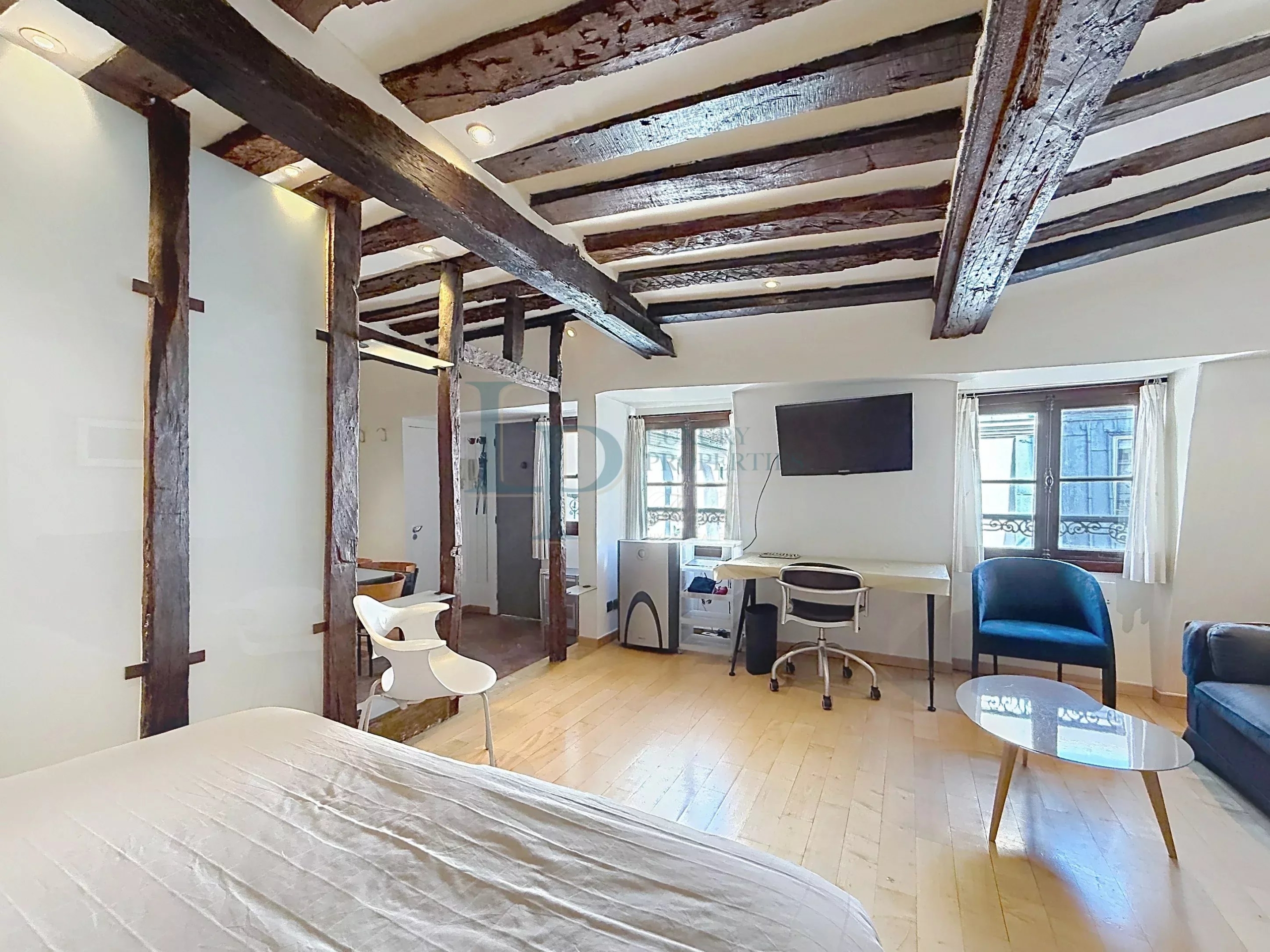 Un appartement avec poutre apparente destiné à la location saisonnière