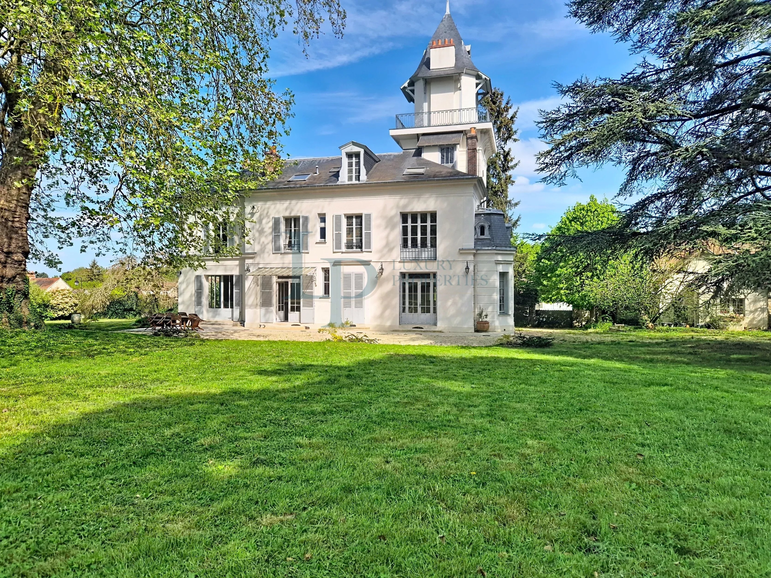 Property “Affolante” Historic Near Paris Gates