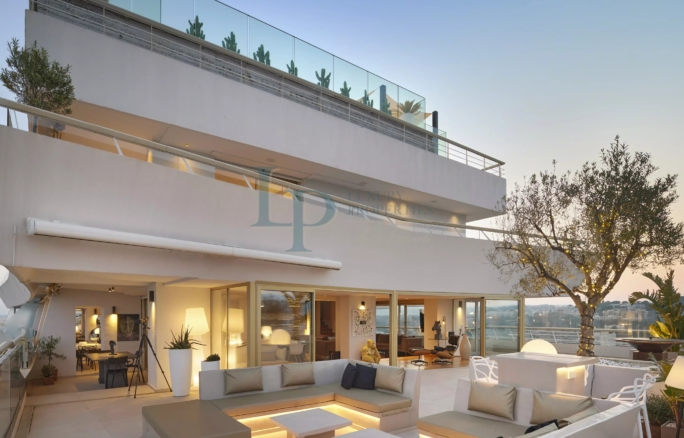 A villa in the sky facing the sea !