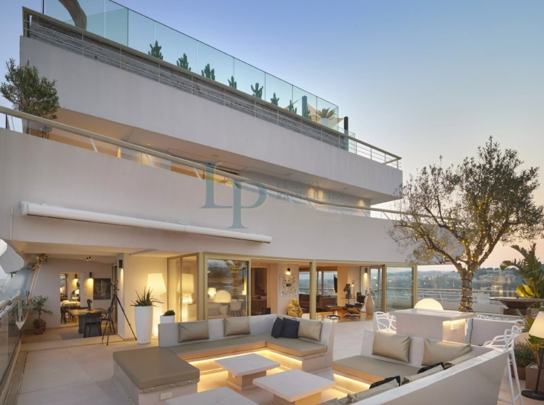 A villa in the sky facing the sea !