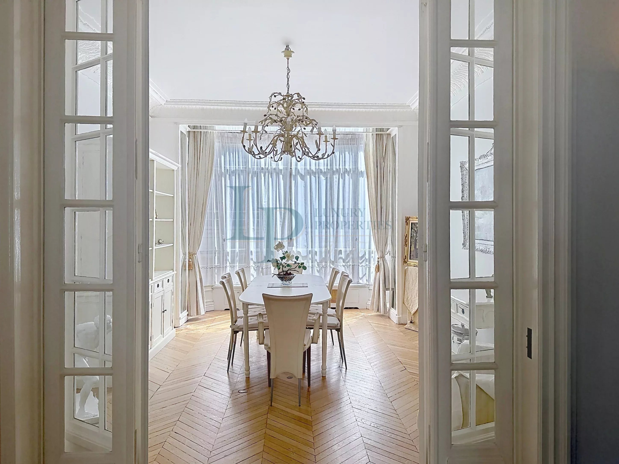 EXCLUSIVITY – PARIS VIII – 6-ROOM APARTMENT – 3/4 BEDROOMS –