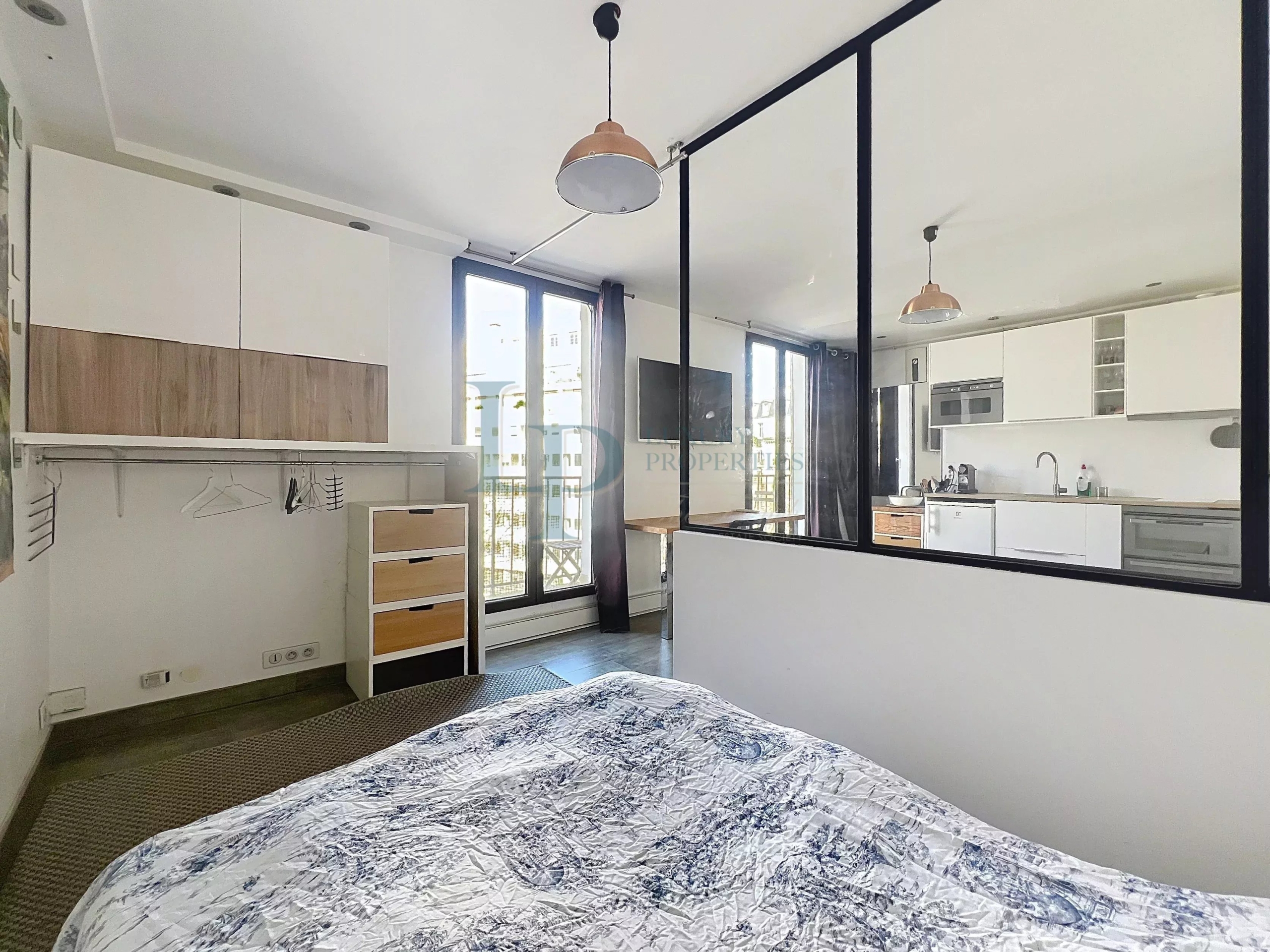 c632a0f36125f0e56df9d0b370d4ea13_0c3d0434a5_3344-original-22974-0.jpg Exclusivité LUXURY PROPERTIES – Kléber / Boissière – Studio / 2 pièces – Étage élevé – Balcon filant – Vue dégagée – Lumineux – Cave