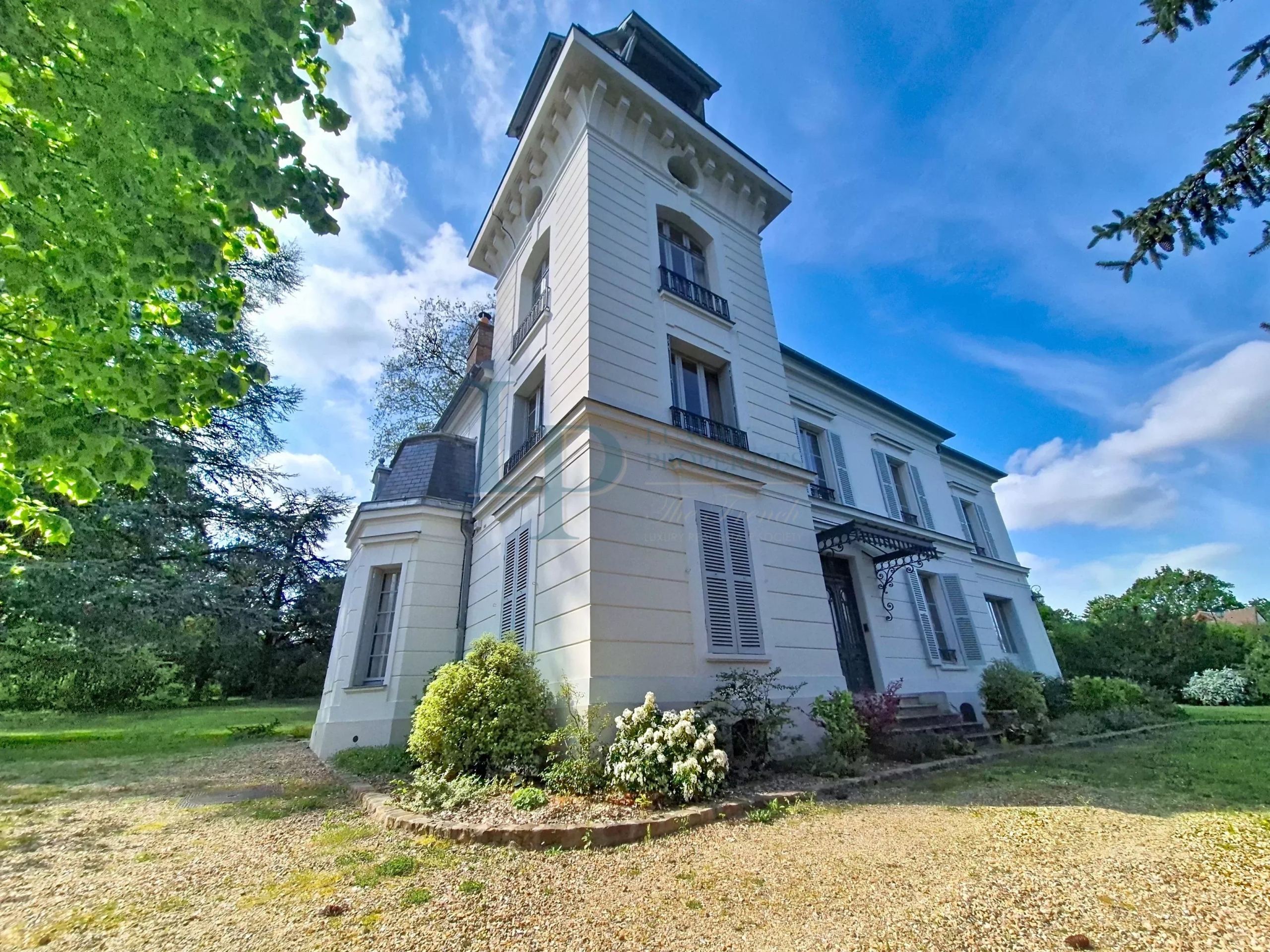 Property “Affolante” Historic Near Paris Gates