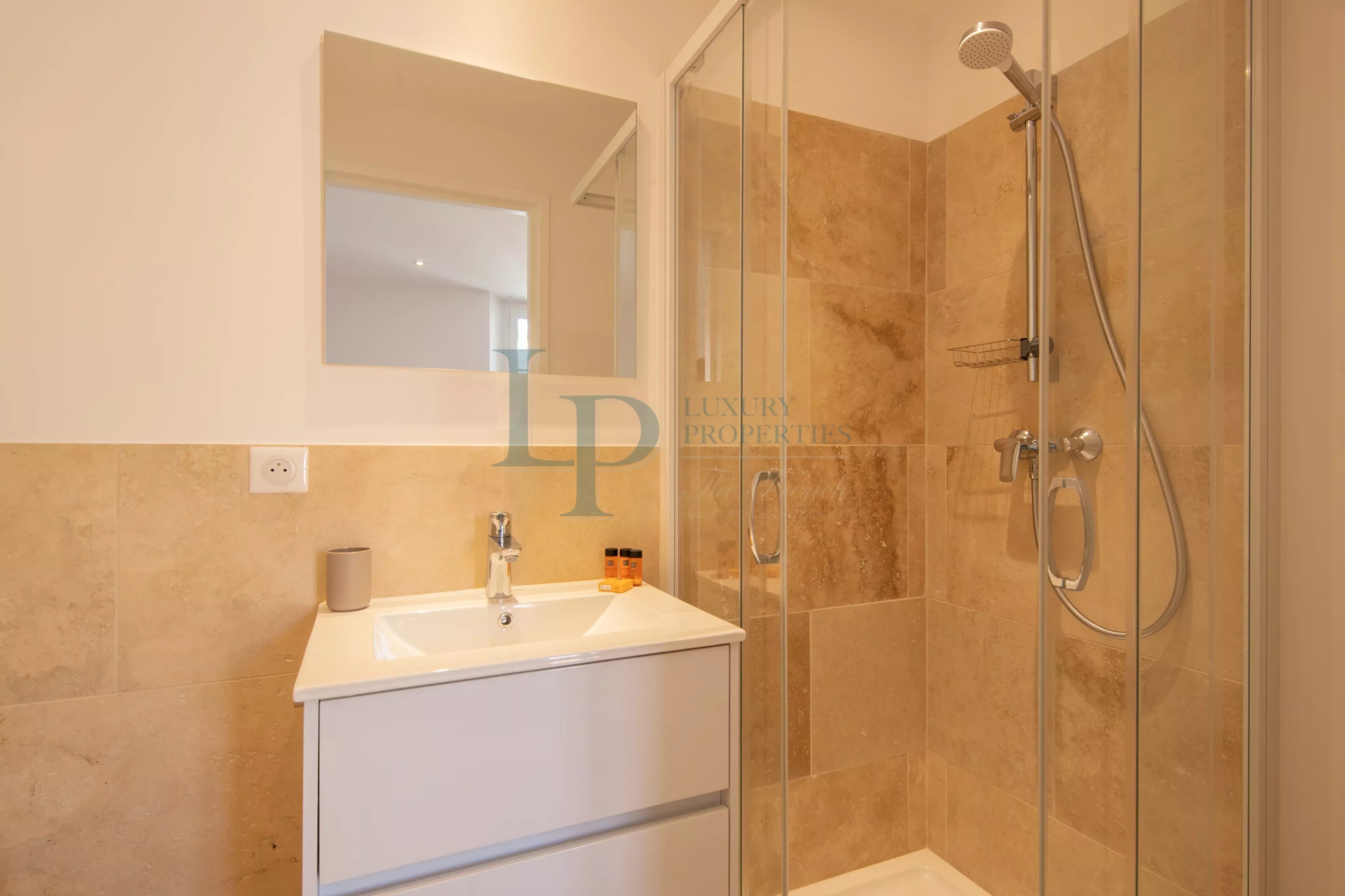 c99cdcf3e4996b57edb8b928dcab87e7_43030454cf_4096-original-20964-0.jpg IDÉAL INVESTISSEUR – IMMEUBLE MEUBLÉ À FORT RENDEMENT AU CŒUR DE SAINTE-MAXIME