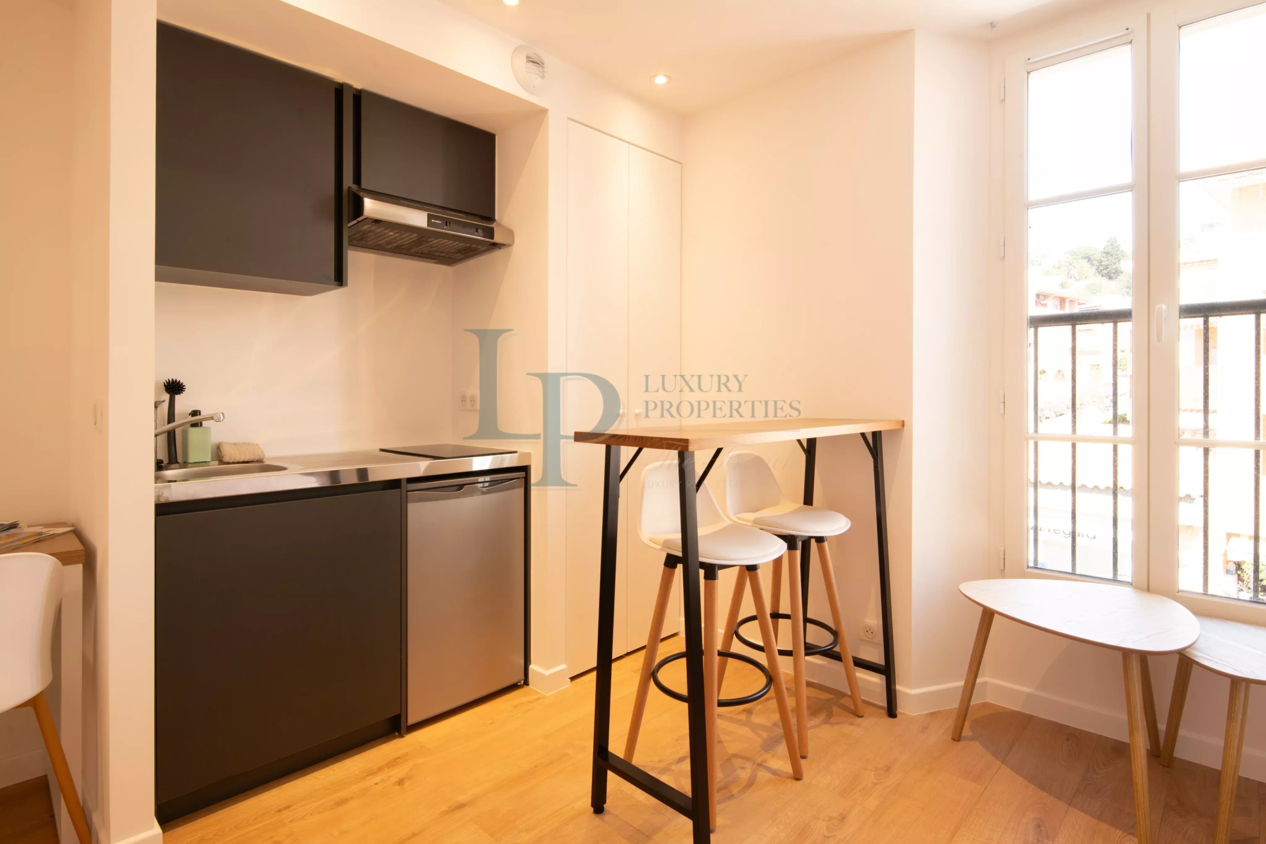 cb0e33b9b32af1308cad31e0ce3b54f2_33513a4875_4096-original-20964-0.jpg IDÉAL INVESTISSEUR – IMMEUBLE MEUBLÉ À FORT RENDEMENT AU CŒUR DE SAINTE-MAXIME
